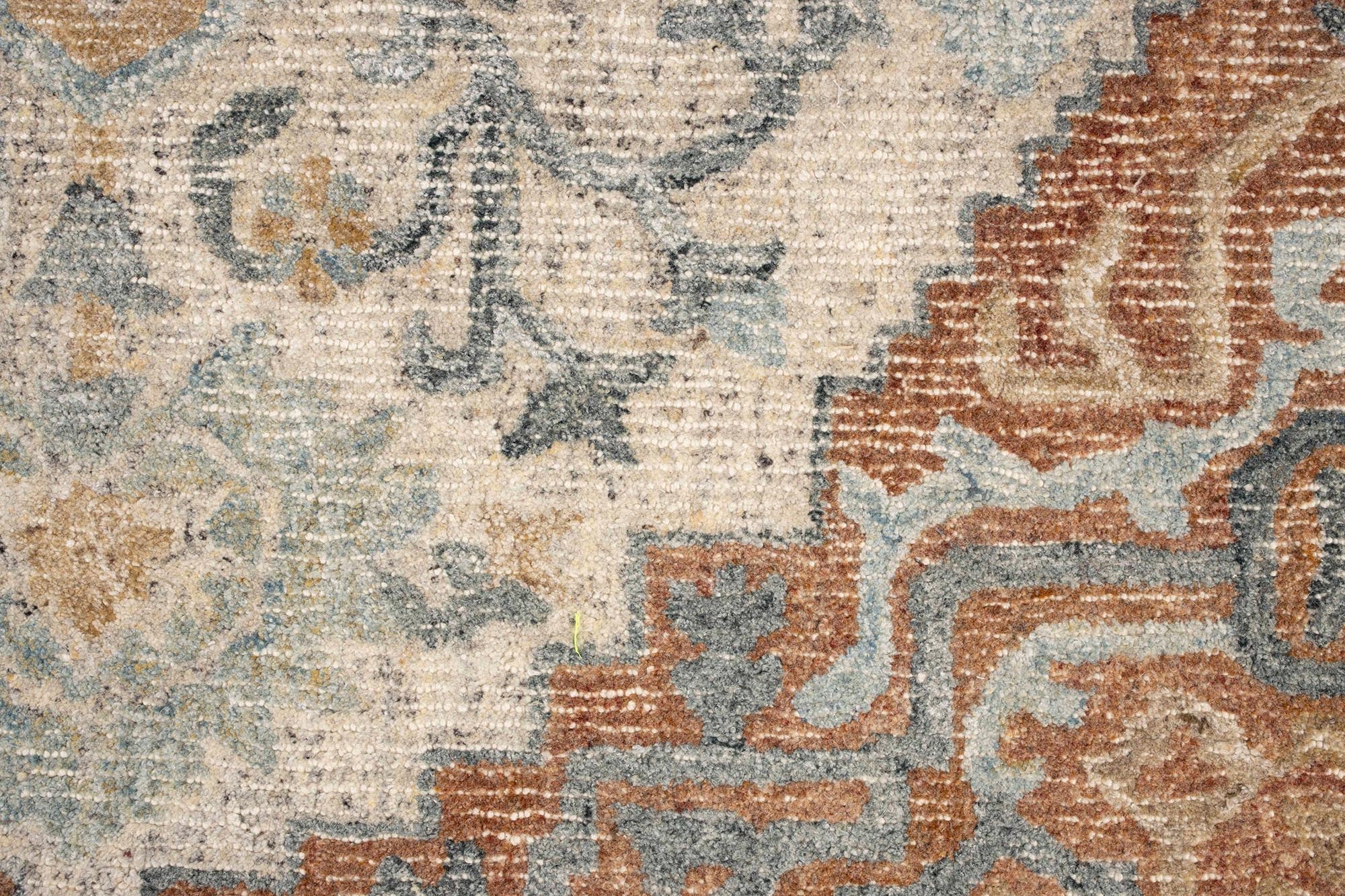 Teppich Amori: Charmantes Design mit floralen Mustern, sanfte Töne, hochwertig, in diversen Größen und Farben verfügbar.