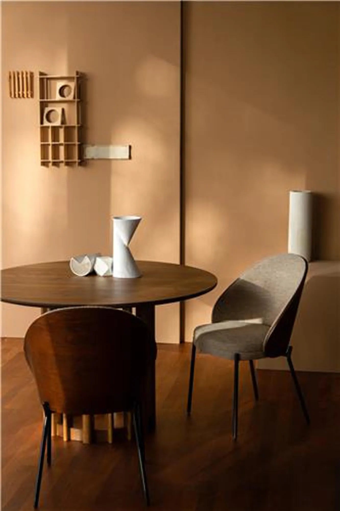 Der Stuhl Rodin von Dutchbone: modernes Design, bequemer Schalenstuhl, pflegeleichter Polyesterbezug, elegante Eschenholzbeine.