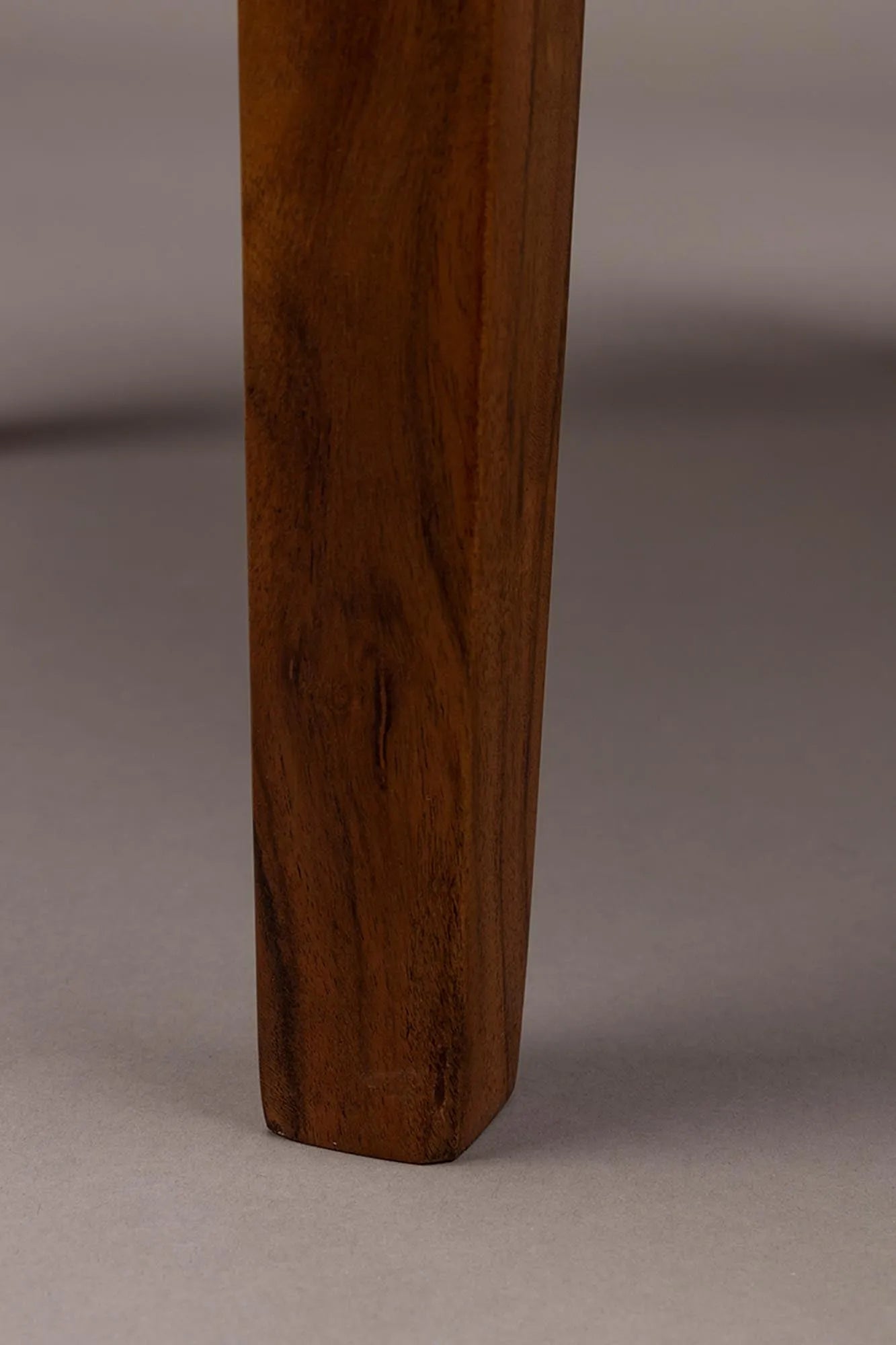 Eleganter Dutchbone Shane Tisch: Holz trifft auf robustes Metall.