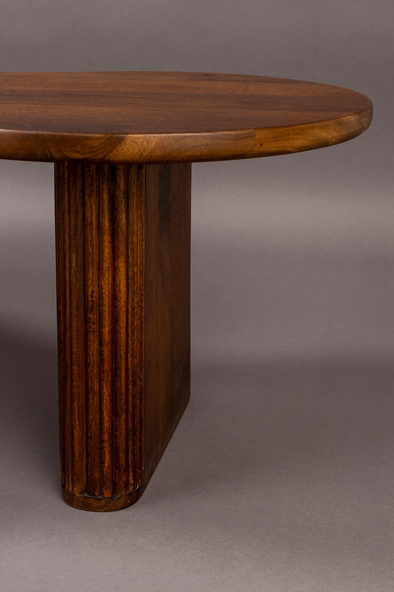 Der Coffee Table Tilon von Dutchbone vereint natürliche Eleganz und Funktionalität. Ideal für jedes Wohnzimmer, bringt er Wärme und Stil.