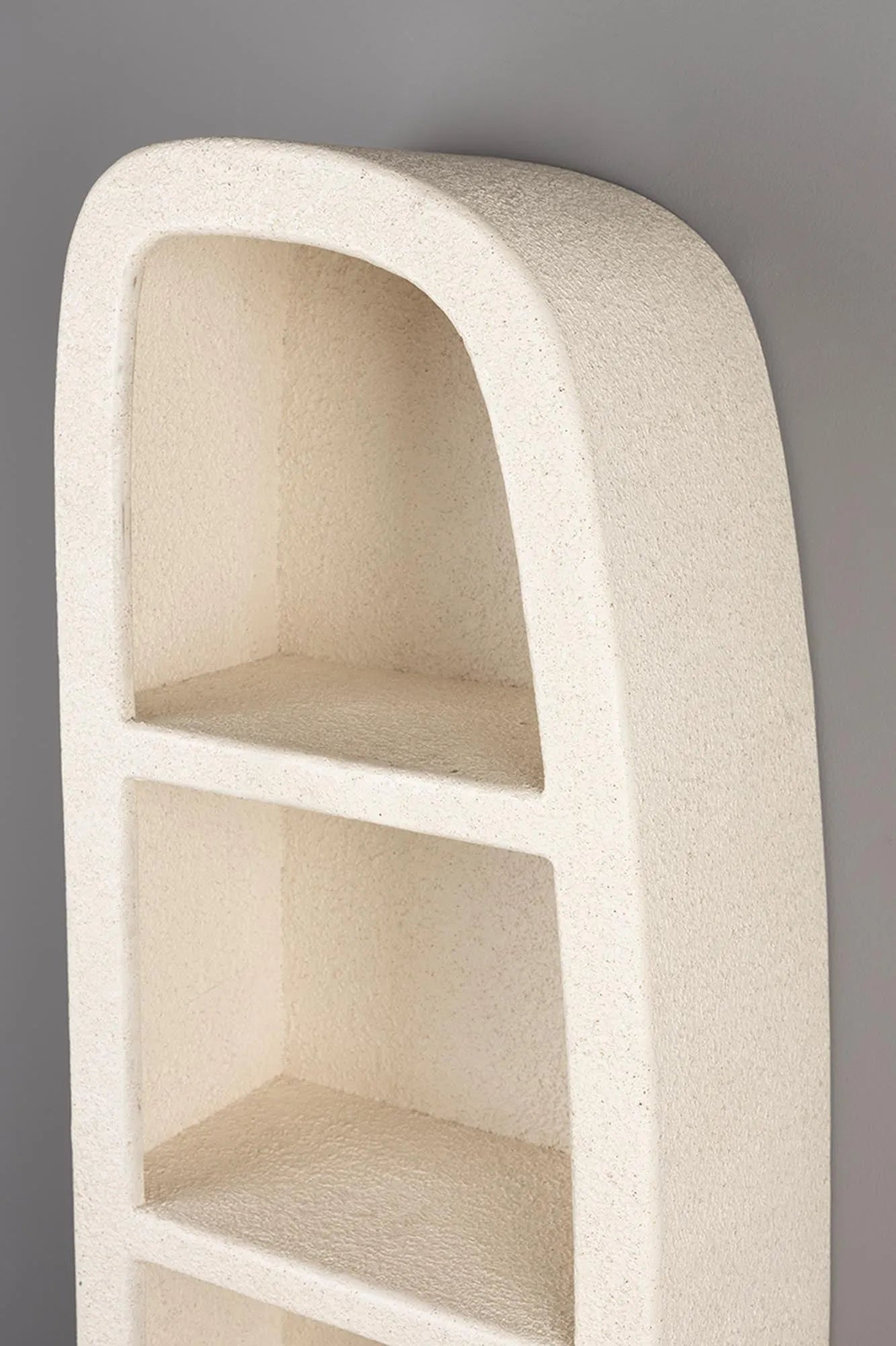 Wandregal Veda 3 Shelves aus recyceltem Marmor von Dutchbone