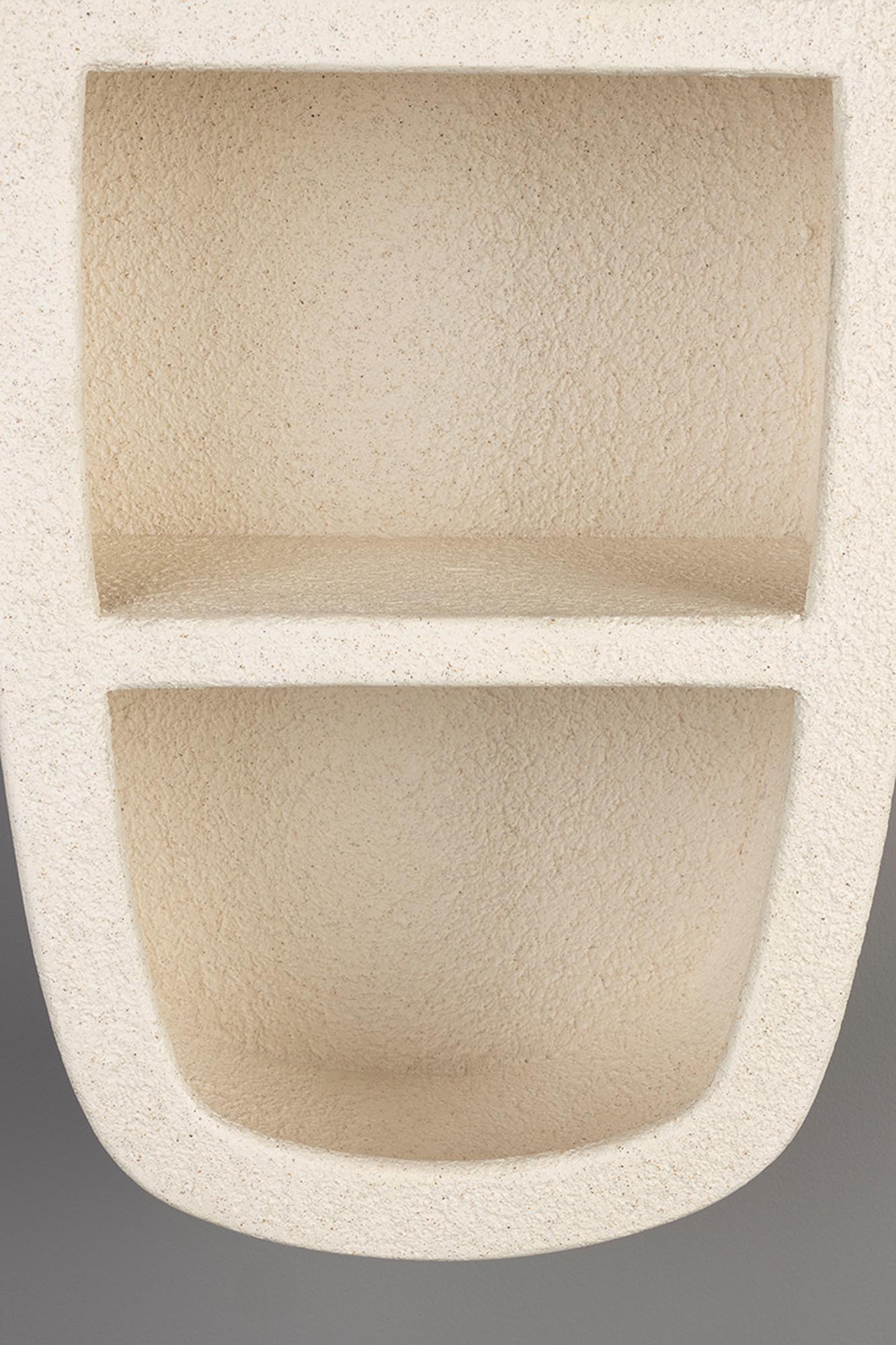 Entdecken Sie das Wandregal Veda von Dutchbone: Ein stilvolles Möbelstück aus recyceltem Marmor und MDF, ideal für Ihre Wandgestaltung.