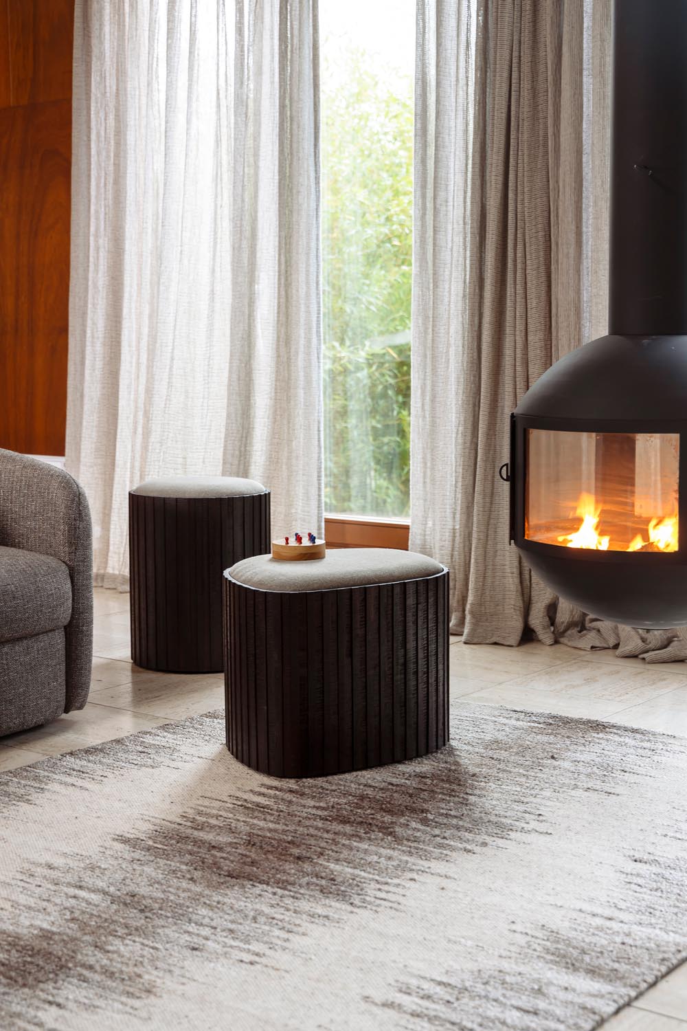 Praktischer Sitzhocker Bay High von Dutchbone: Recyceltes Teakholz, abnehmbare Sitzfläche und Vintage-Charme für Ihr Zuhause.