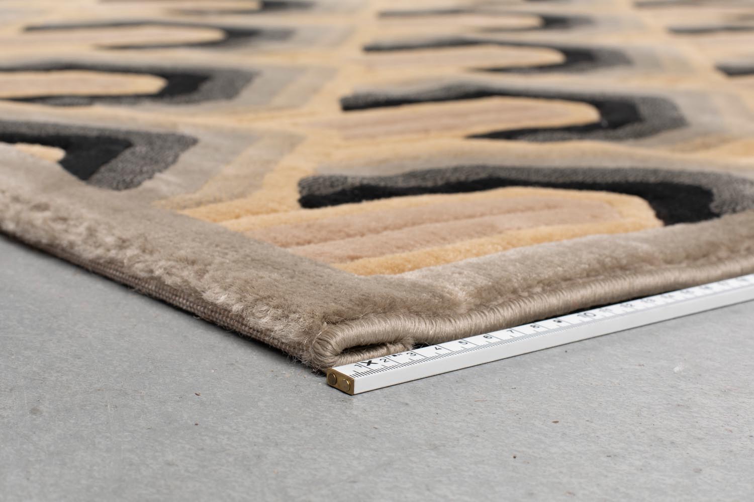 Verleihen Sie Ihrem Zuhause mit dem Teppich Lockhart 200x290 von Dutchbone einen Hauch von Retro-Charme und zeitloser Eleganz.