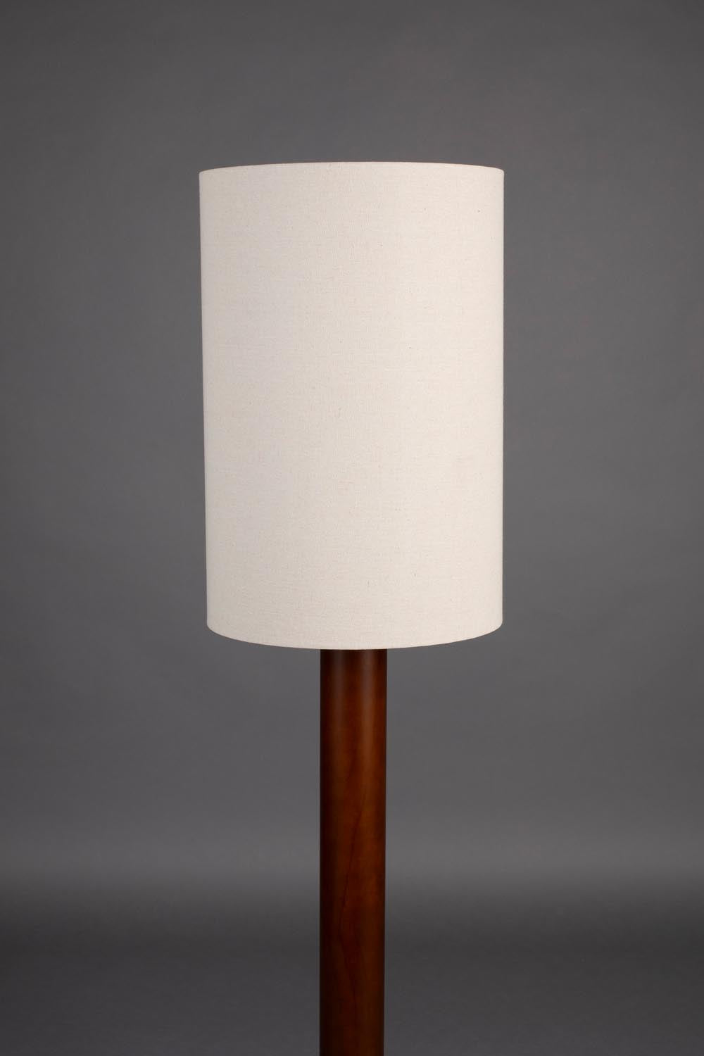 Stehlampe Jones in Beige präsentiert im Onlineshop von KAQTU Design AG. Stehleuchte ist von Dutchbone