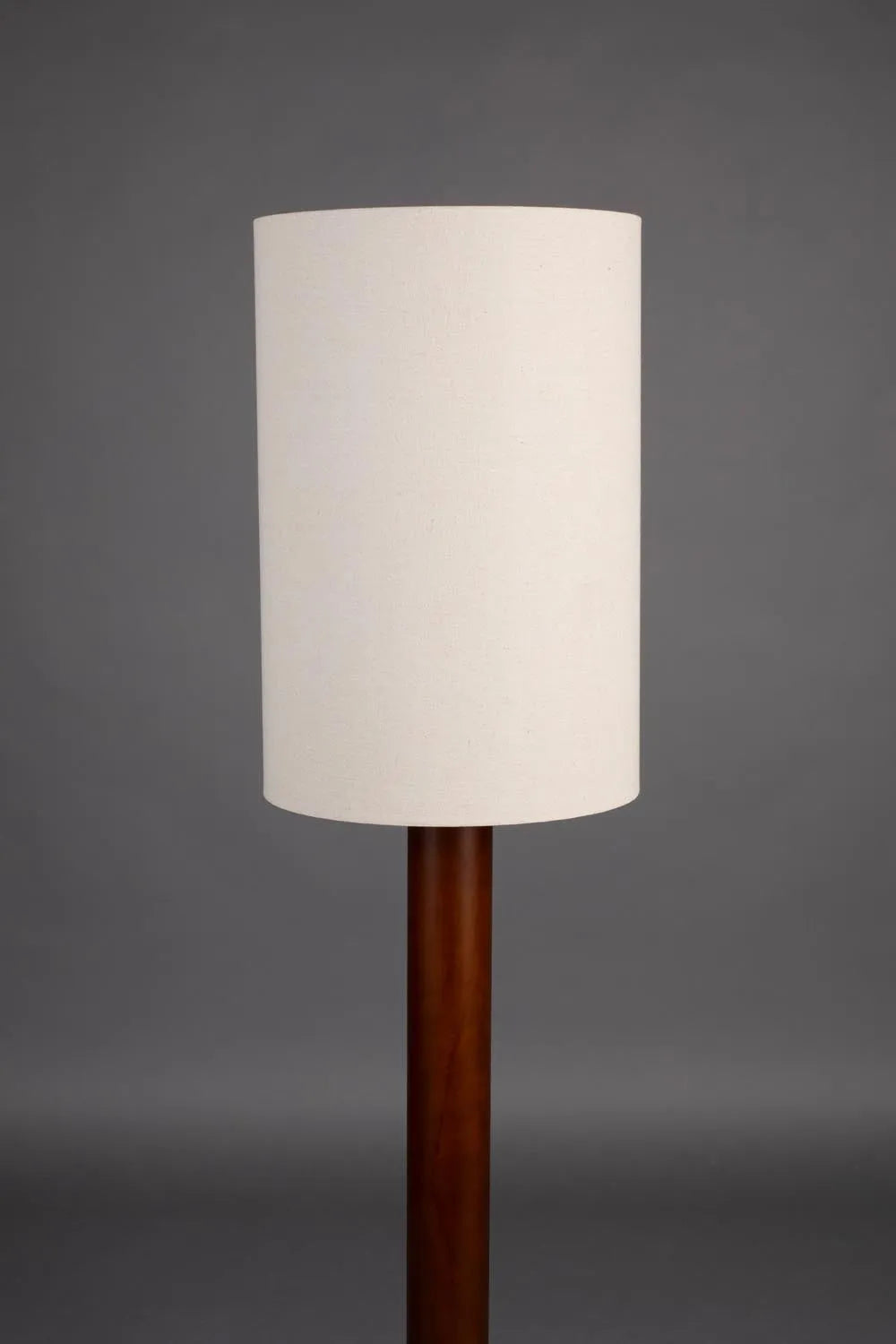 Stehlampe Jones in Beige präsentiert im Onlineshop von KAQTU Design AG. Stehleuchte ist von Dutchbone