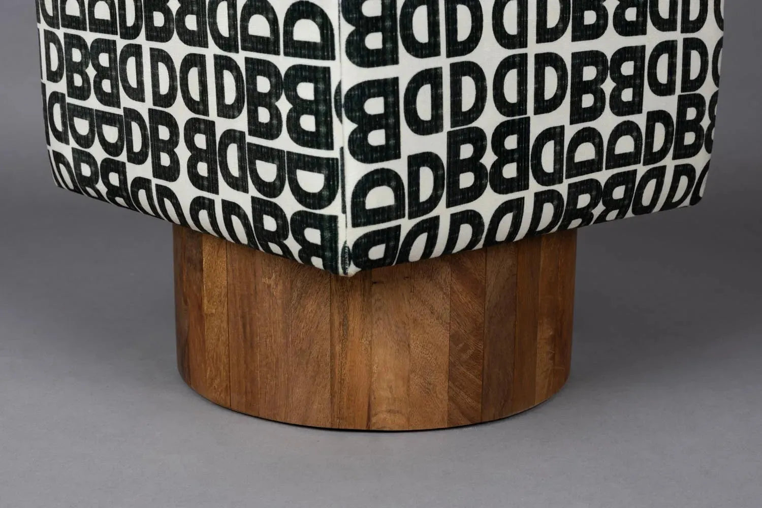 Hocker Monogramm in Brown präsentiert im Onlineshop von KAQTU Design AG. Barstuhl ist von Dutchbone