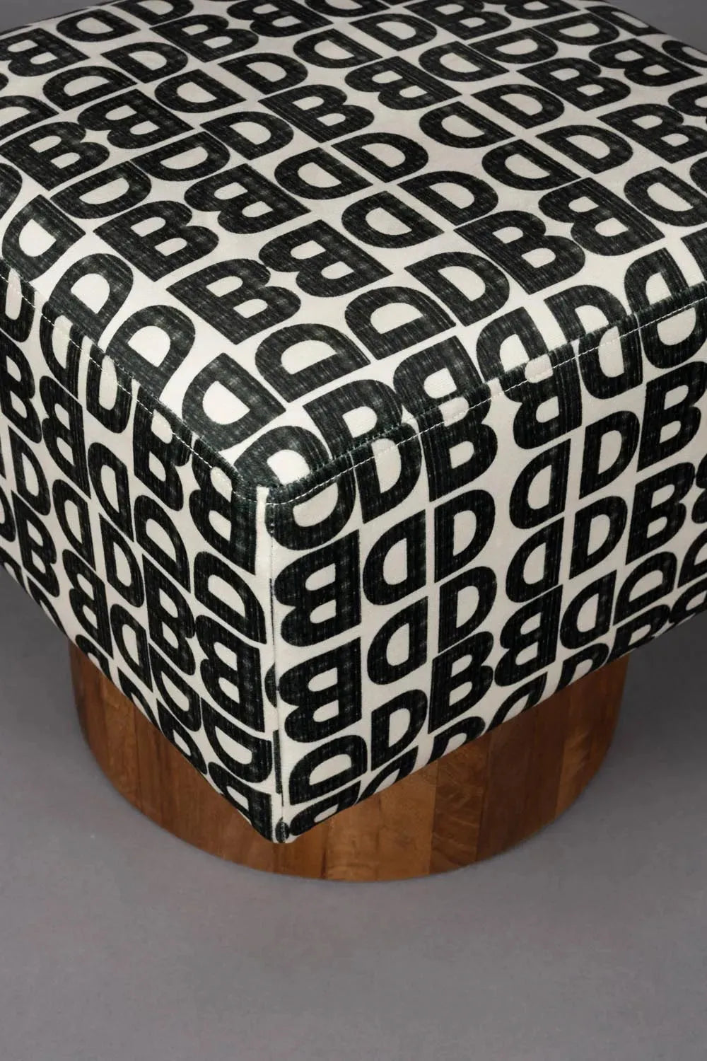 Hocker Monogramm in Brown präsentiert im Onlineshop von KAQTU Design AG. Barstuhl ist von Dutchbone