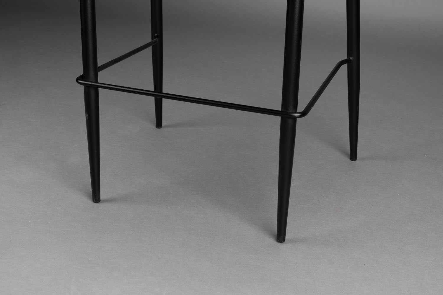 Der Barhocker Georgia Terra von Dutchbone vereint elegantes Design mit gemütlichem Komfort. Die samtige Polsterung in tiefen Farben und die filigranen Metallbeine schaffen eine einladende Atmosphäre für jeden Raum.