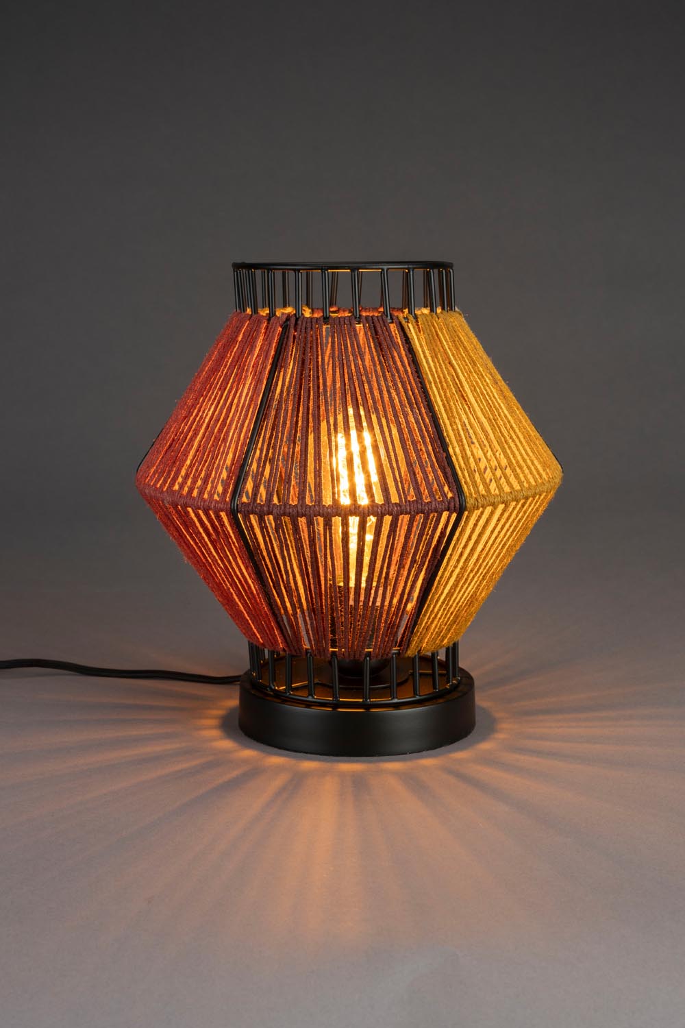 Tischlampe Surya Rope in Multi colour präsentiert im Onlineshop von KAQTU Design AG. Tischleuchte ist von Dutchbone