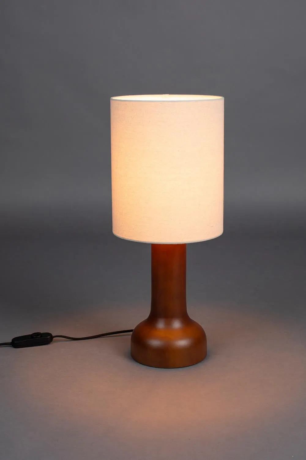 Tischlampe Jones in Beige präsentiert im Onlineshop von KAQTU Design AG. Tischleuchte ist von Dutchbone