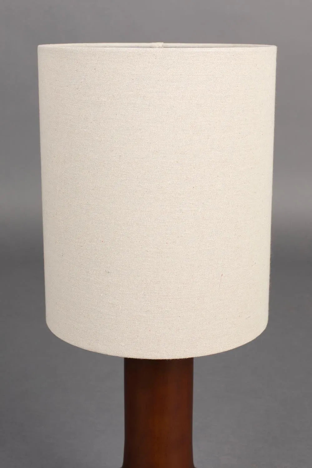 Tischlampe Jones in Beige präsentiert im Onlineshop von KAQTU Design AG. Tischleuchte ist von Dutchbone