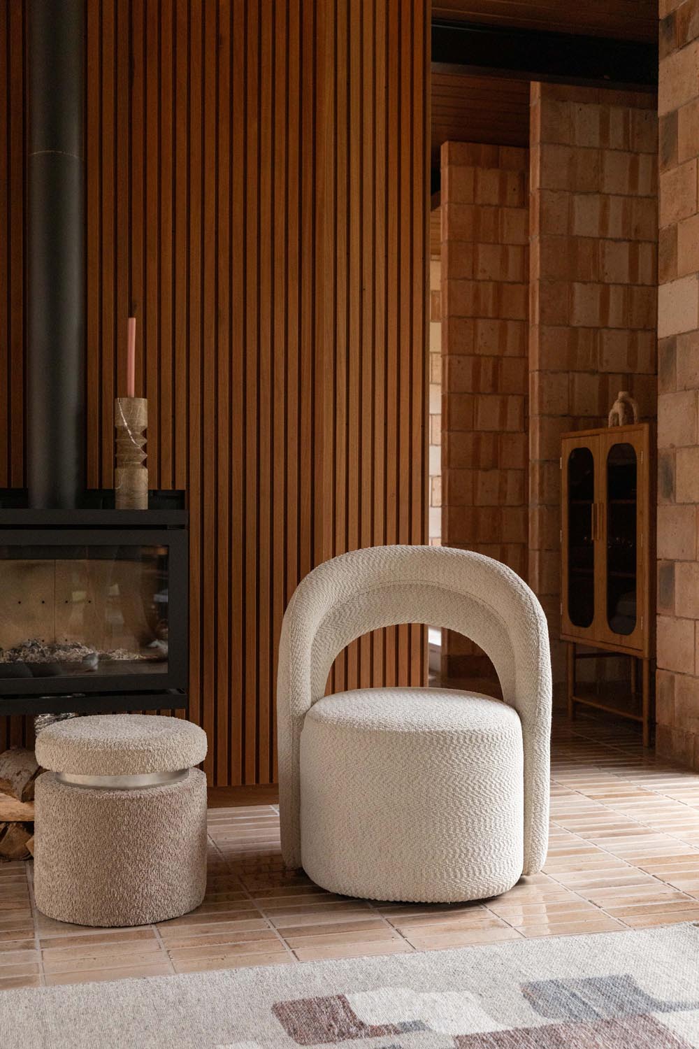 Eleganter Loungesessel Seina in Beige von Dutchbone, mit sanften Kurven und drehbarem Design, ideal für stilvolle Wohnräume.