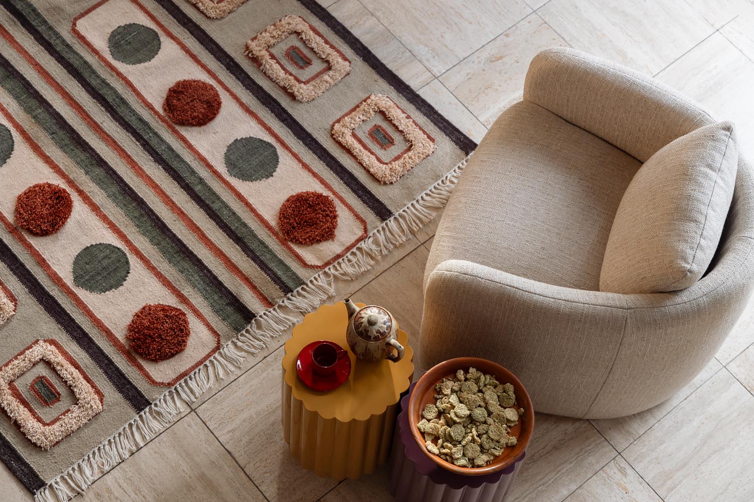 Entdecken Sie den einzigartigen Haydon Teppich von Dutchbone: Ein farbenfrohes, nachhaltiges Design für Ihr Zuhause.