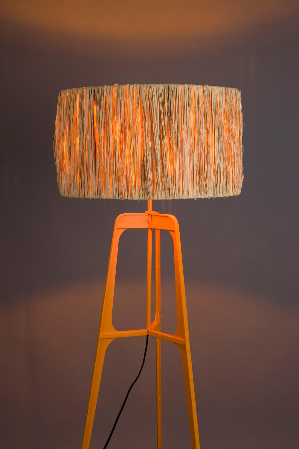 Stehlampe Afra Orange in White präsentiert im Onlineshop von KAQTU Design AG. Stehleuchte ist von Dutchbone