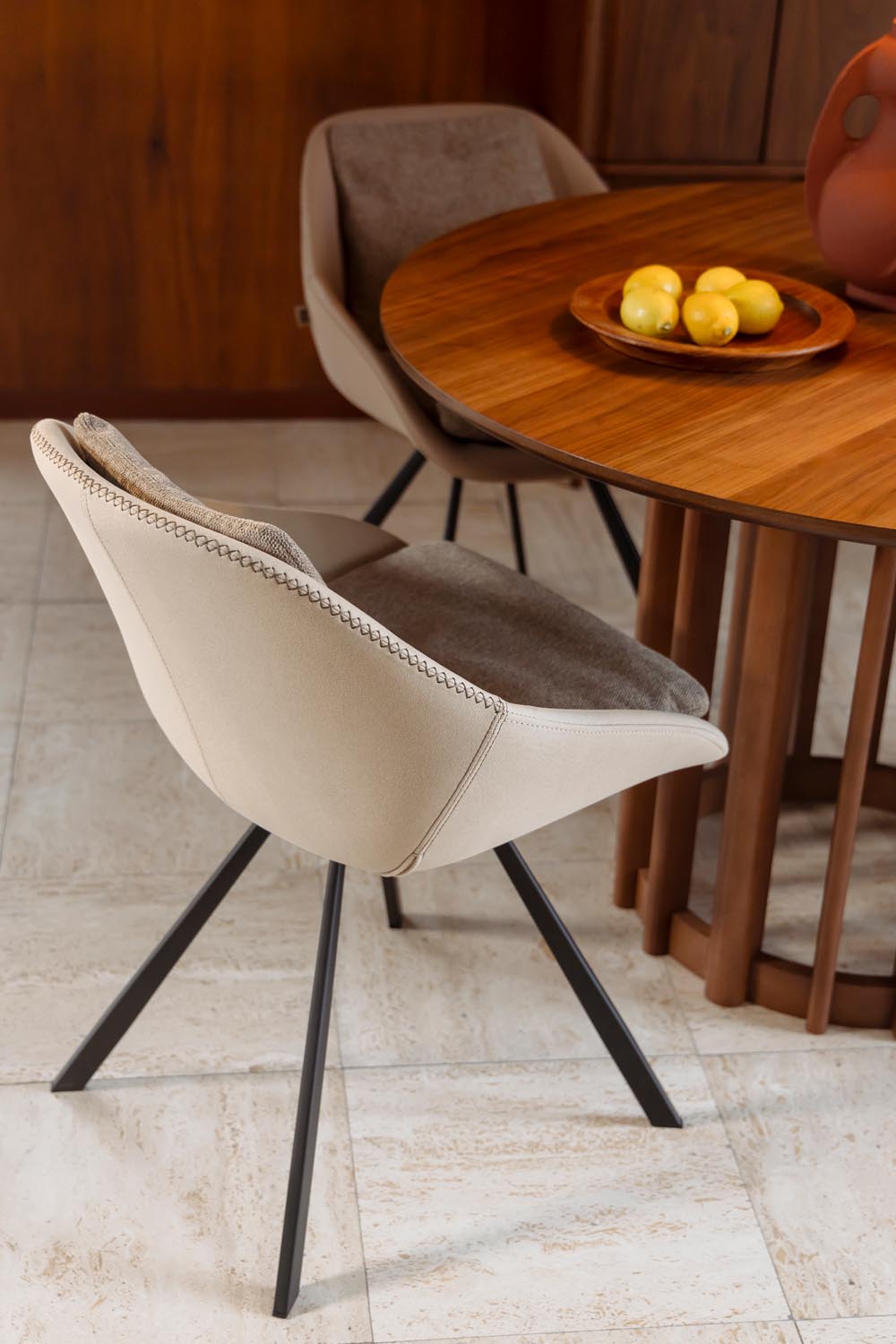 Stuhl Wakefield Elfenbein in Beige präsentiert im Onlineshop von KAQTU Design AG. Stuhl ist von Dutchbone