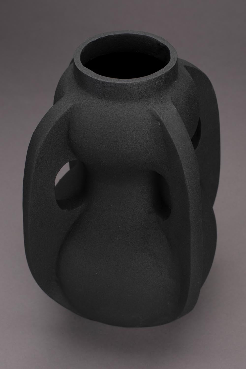 Vase Thiago L Schwarz in Black präsentiert im Onlineshop von KAQTU Design AG. Vase ist von Dutchbone