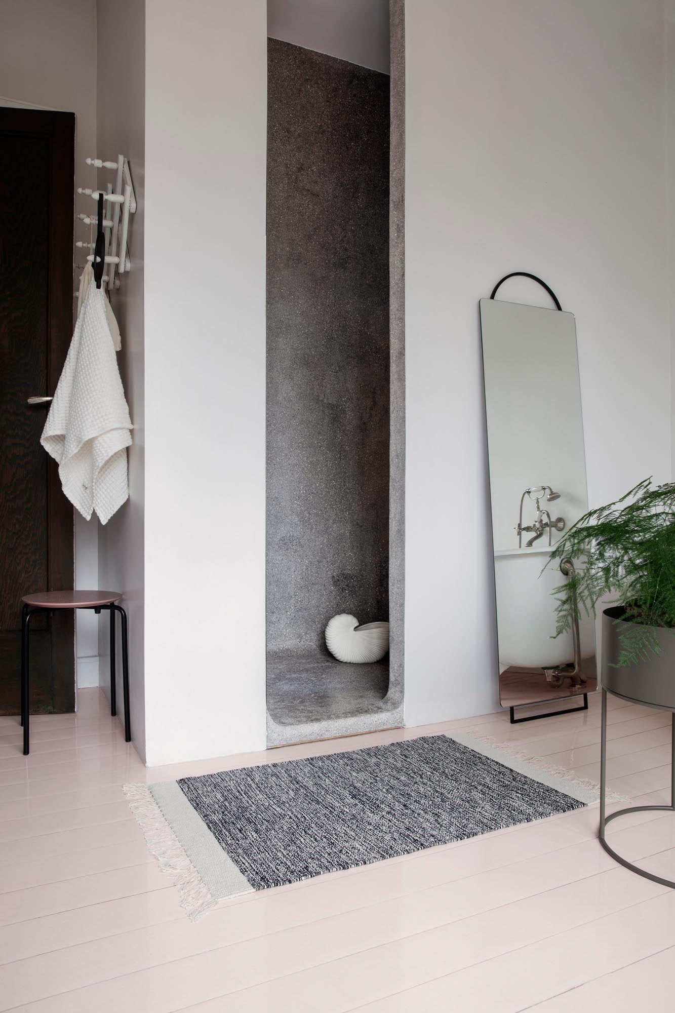 Stilvoller Adorn Spiegel von Ferm Living: Hochwertige Verarbeitung, vielseitig einsetzbar, bringt Licht und Eleganz in jeden Raum.