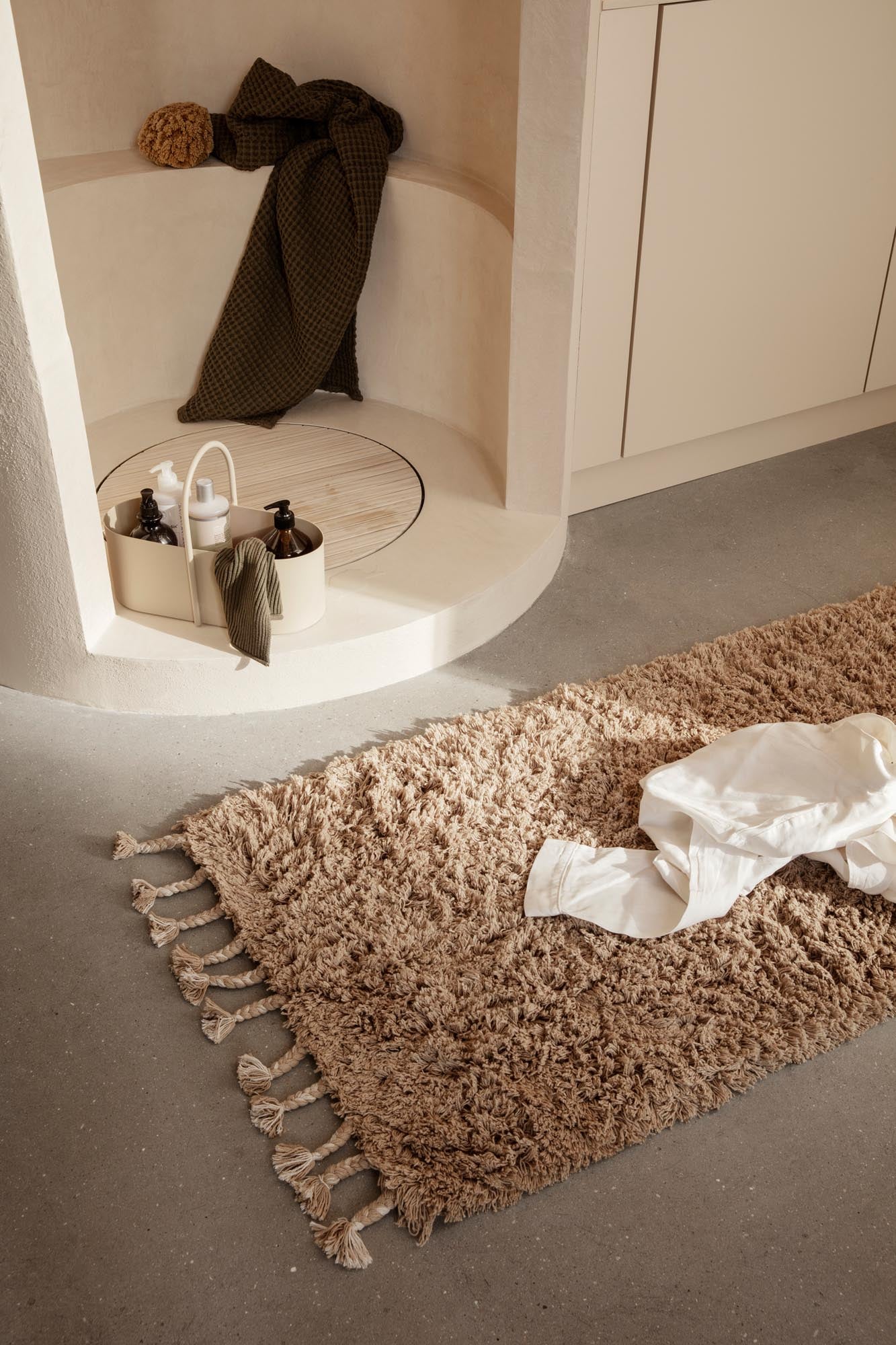 Entdecken Sie den Amass Teppich von Ferm Living – ein stilvolles, handgetuftetes Design aus 100 % Baumwolle, das Wärme und Komfort in Ihr Zuhause bringt.