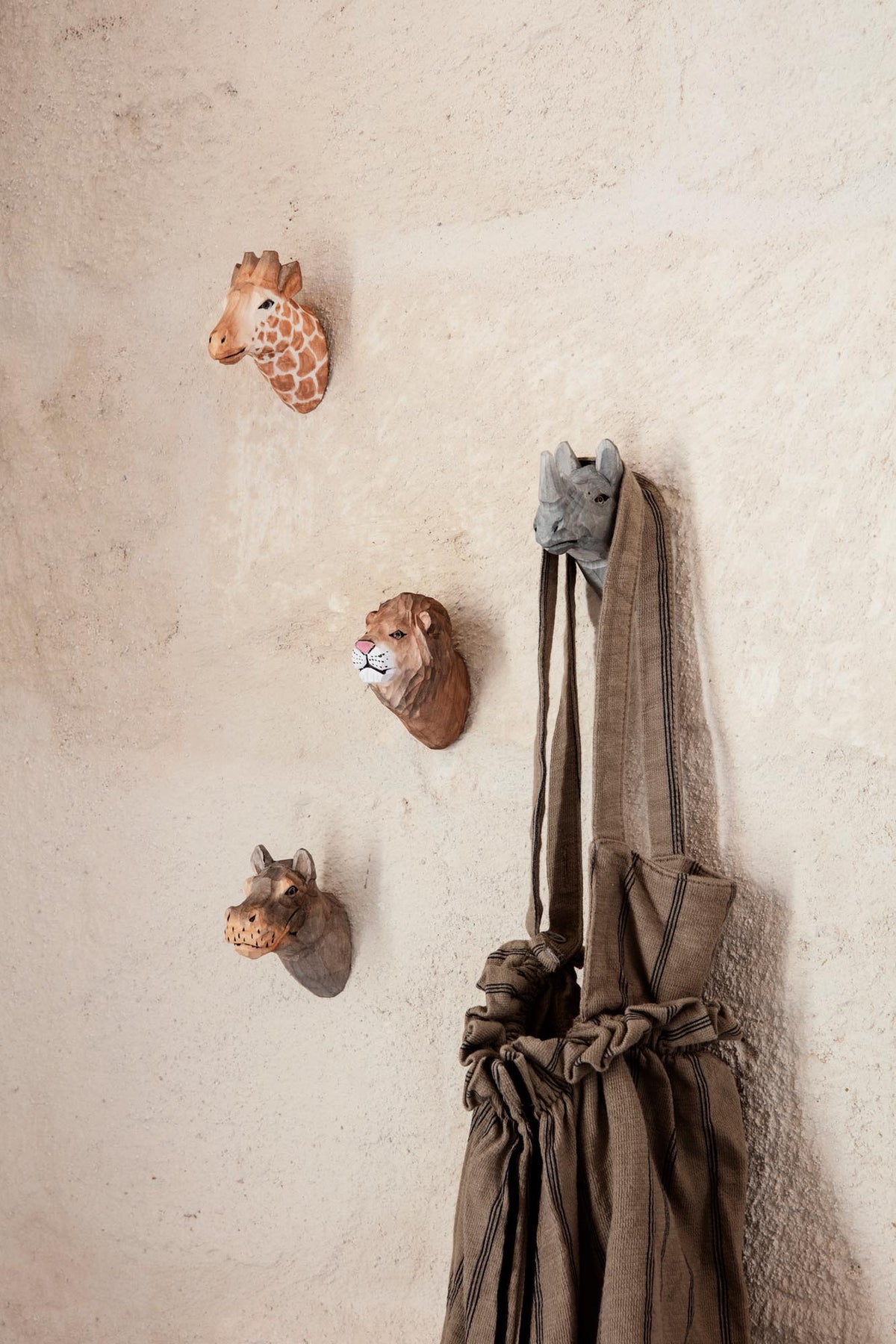 Haken Löwe in Löwe präsentiert im Onlineshop von KAQTU Design AG. Kleiderhaken ist von Ferm Living