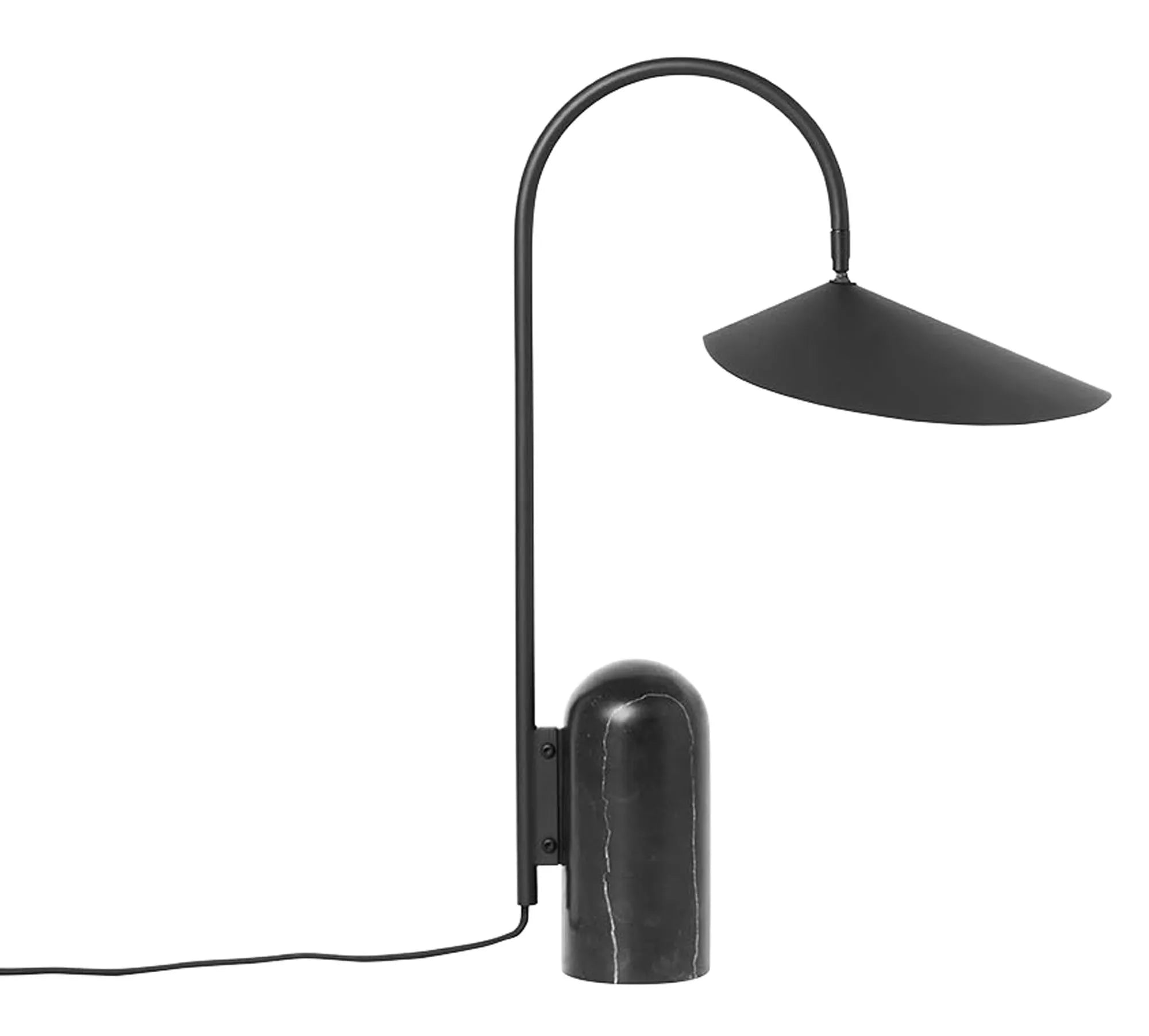 Die Arum Tischlampe von Ferm Living besticht durch ihren schwarzen Marmorfuss und den organisch geformten Schirm, der weiches Licht spendet.