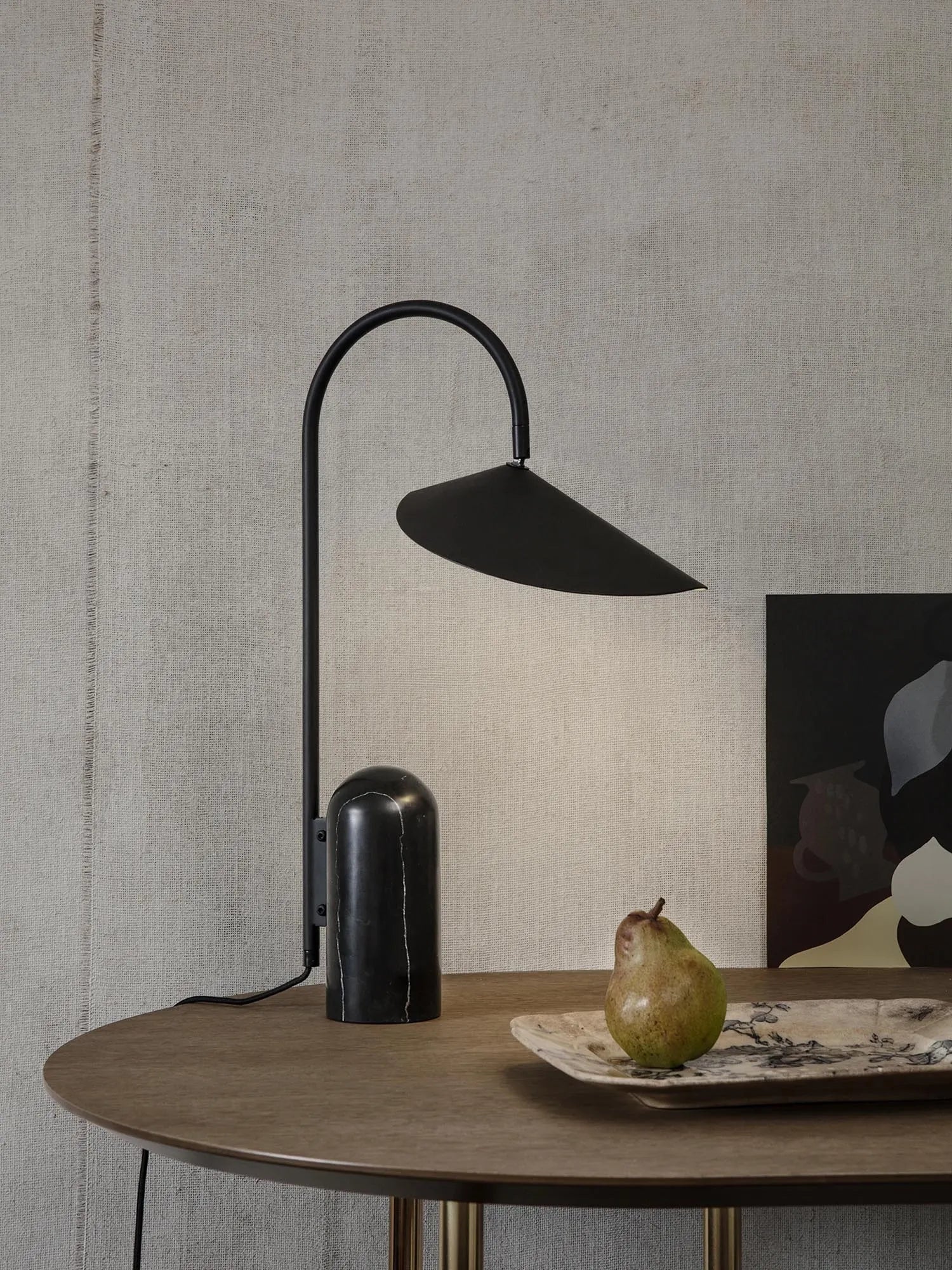 Elegante Arum Tischlampe mit stilvollem Design von Ferm Living.