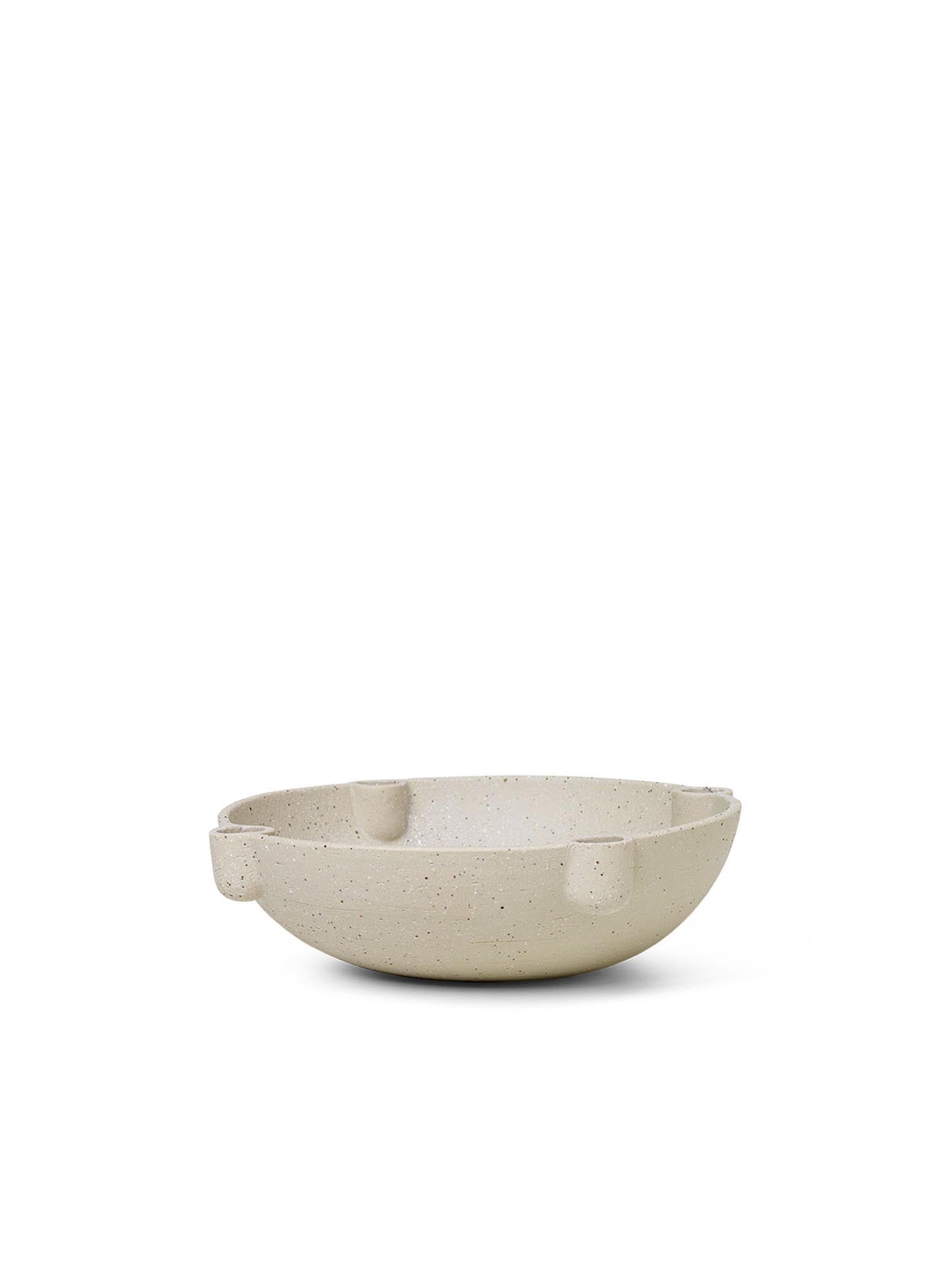 Bowl Kerzenhalter in Hellgrau präsentiert im Onlineshop von KAQTU Design AG. Kerzenständer ist von Ferm Living