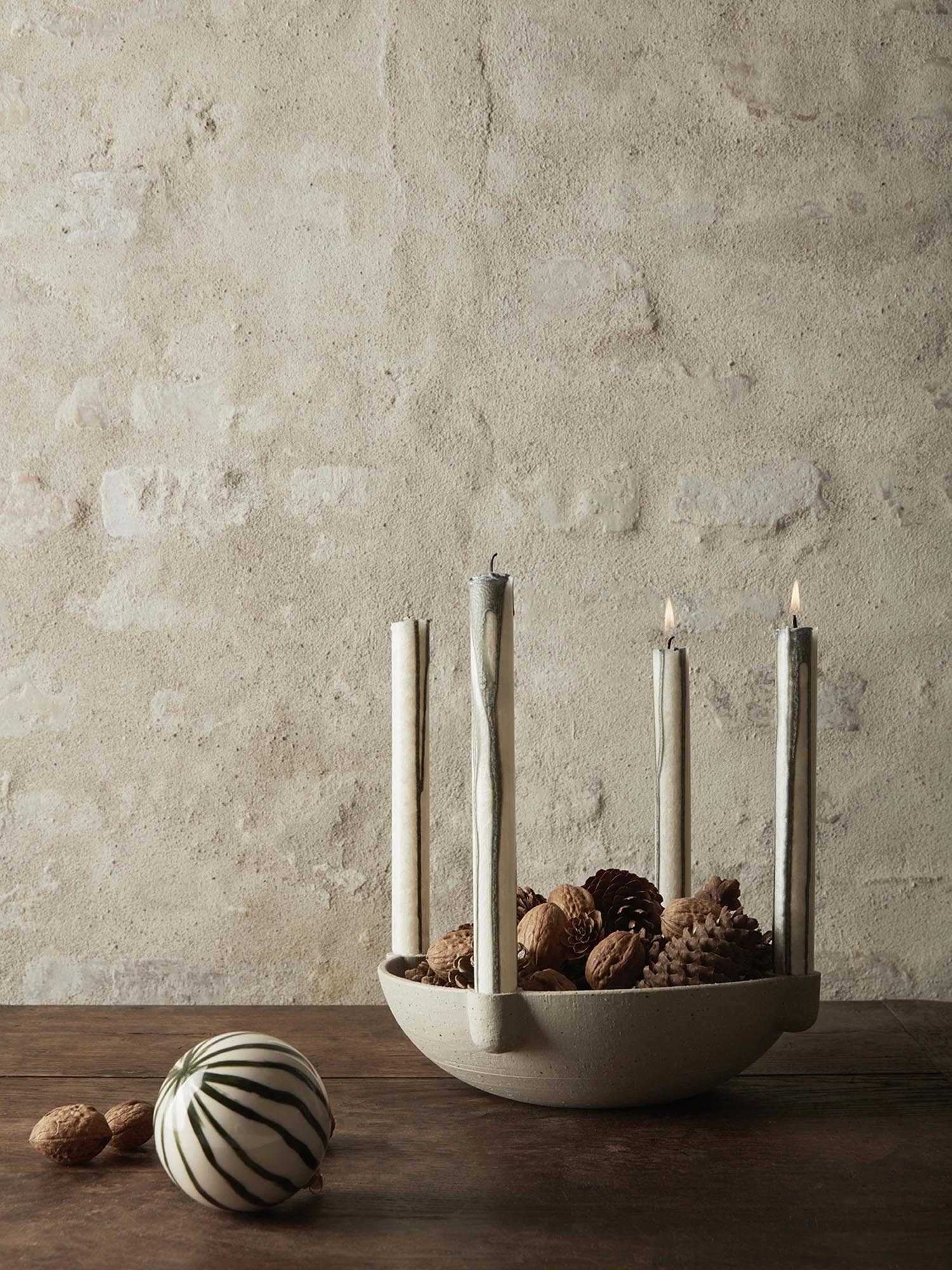 Bowl Kerzenhalter in Hellgrau präsentiert im Onlineshop von KAQTU Design AG. Kerzenständer ist von Ferm Living