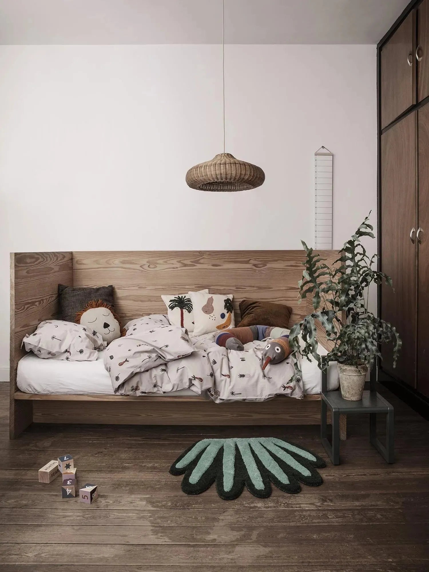 Der Braided Lampenschirm Disc von Ferm Living vereint modernes Design mit natürlichem Rattan für warme, sanfte Lichtstreuung.