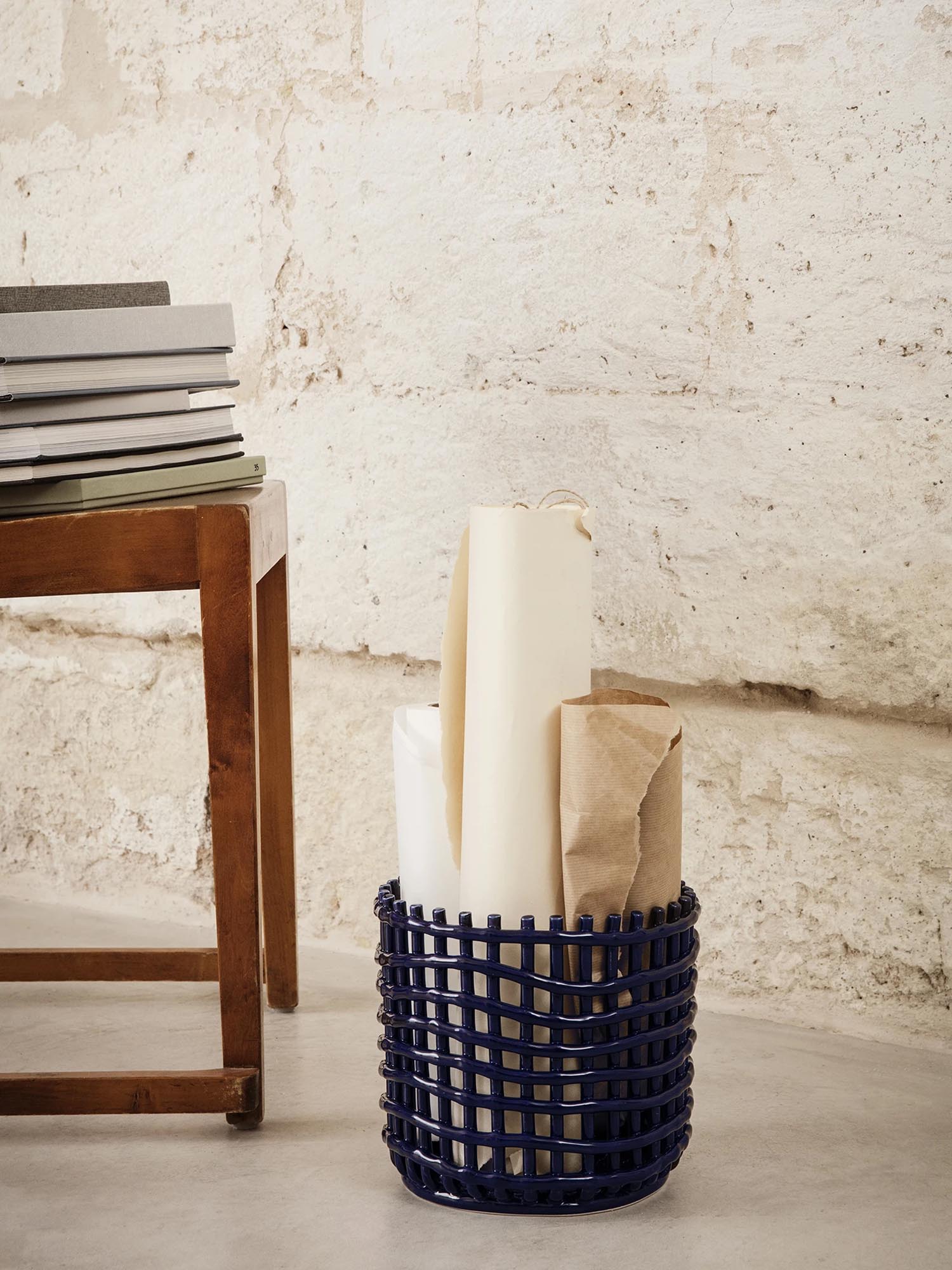 Großer, handgemachter Braided-Korb von Ferm Living: Vielseitig als Blumentopf oder Obstschale in Indigo Blue oder Off White.