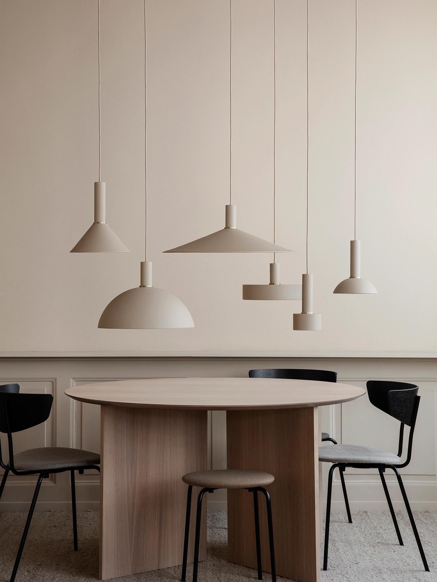 Stilvolle Collect Pendelleuchte von Ferm Living: Ideal für individuelle Beleuchtung mit dekorativer Glühbirne oder Lampenschirm, inklusive Messingring und 3m Kabel.