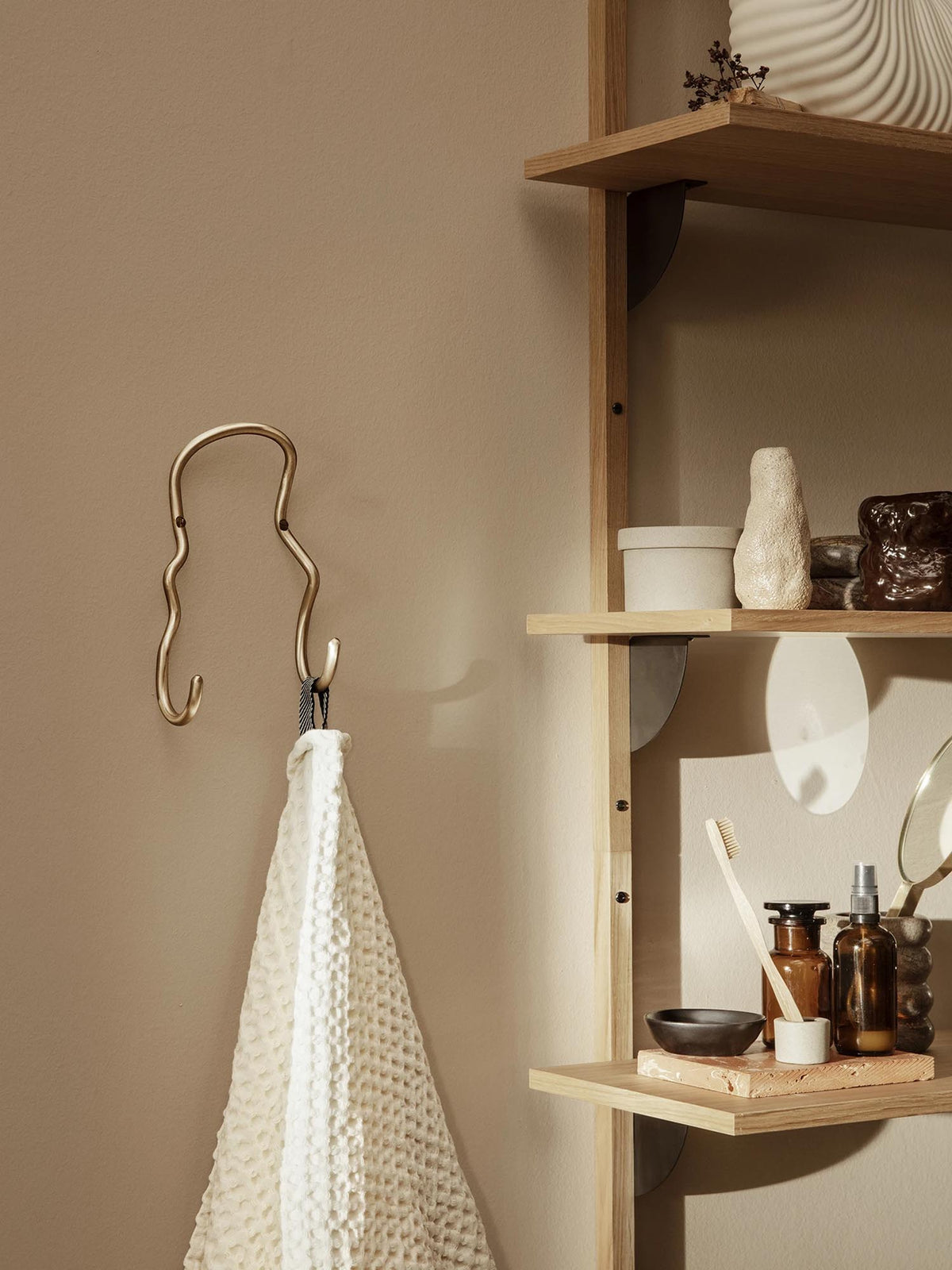 Curvature Doppelhaken in Messing matt präsentiert im Onlineshop von KAQTU Design AG. Kleiderhaken ist von Ferm Living