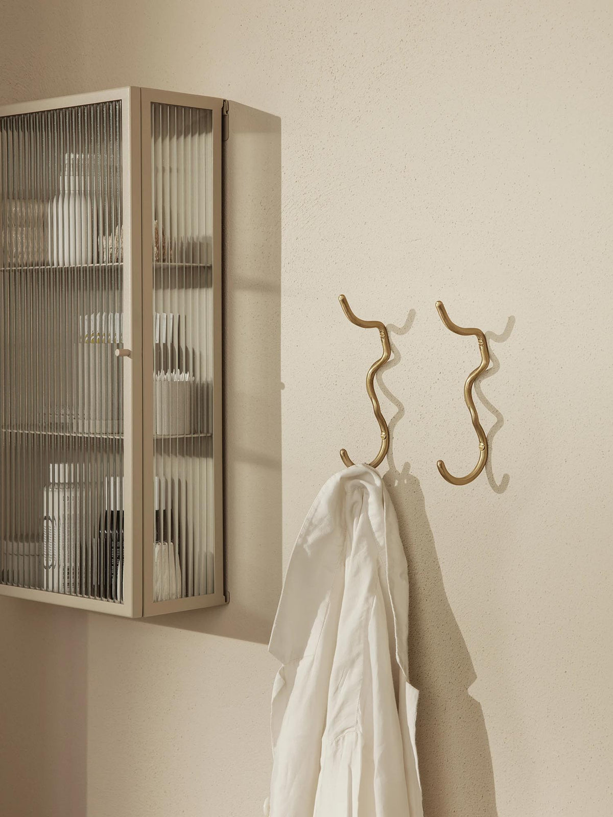 Curvature Haken in Messing matt präsentiert im Onlineshop von KAQTU Design AG. Kleiderhaken ist von Ferm Living
