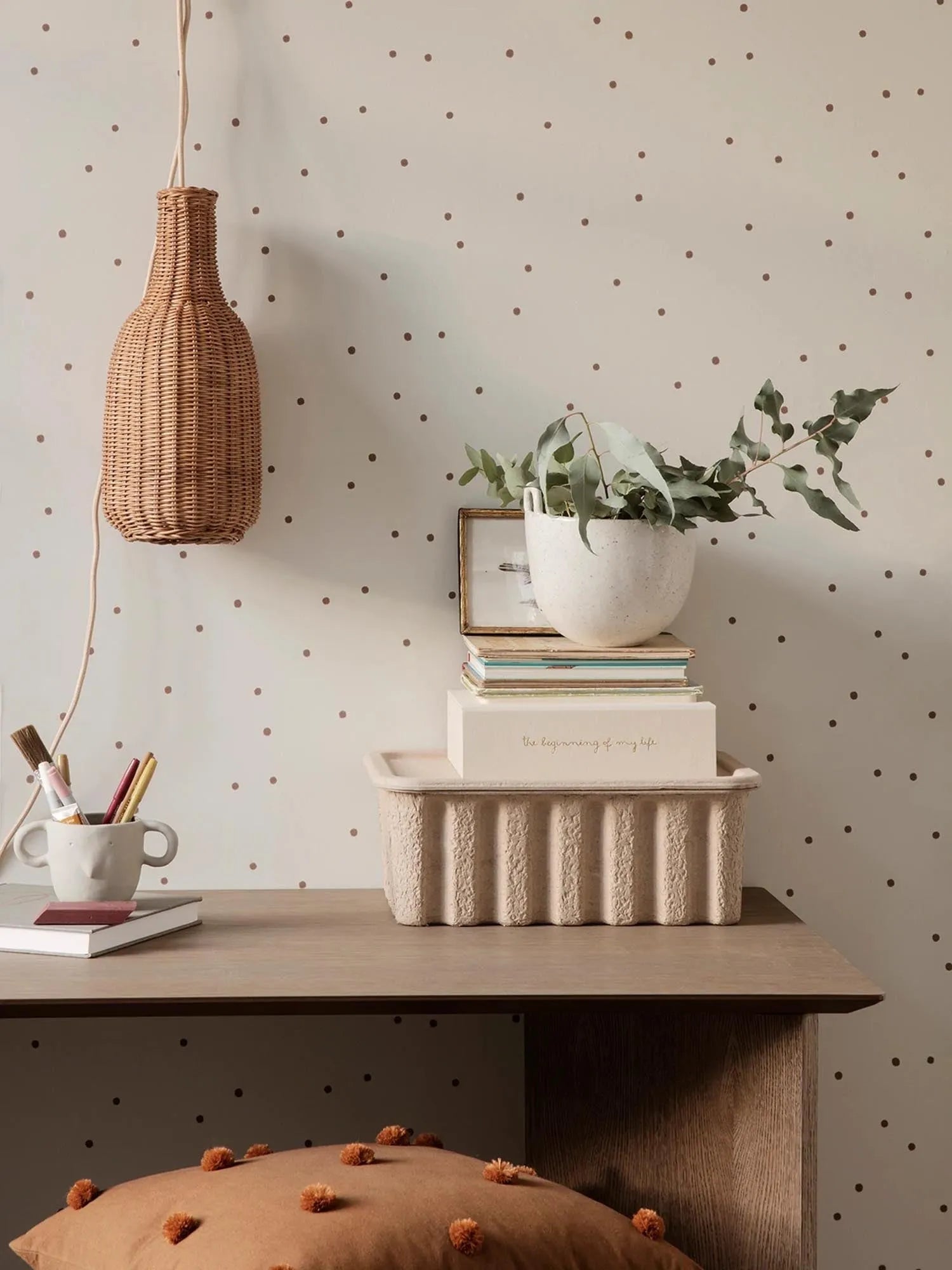 Tapete Dot in Cremeweiss präsentiert im Onlineshop von KAQTU Design AG. Tapete ist von Ferm Living