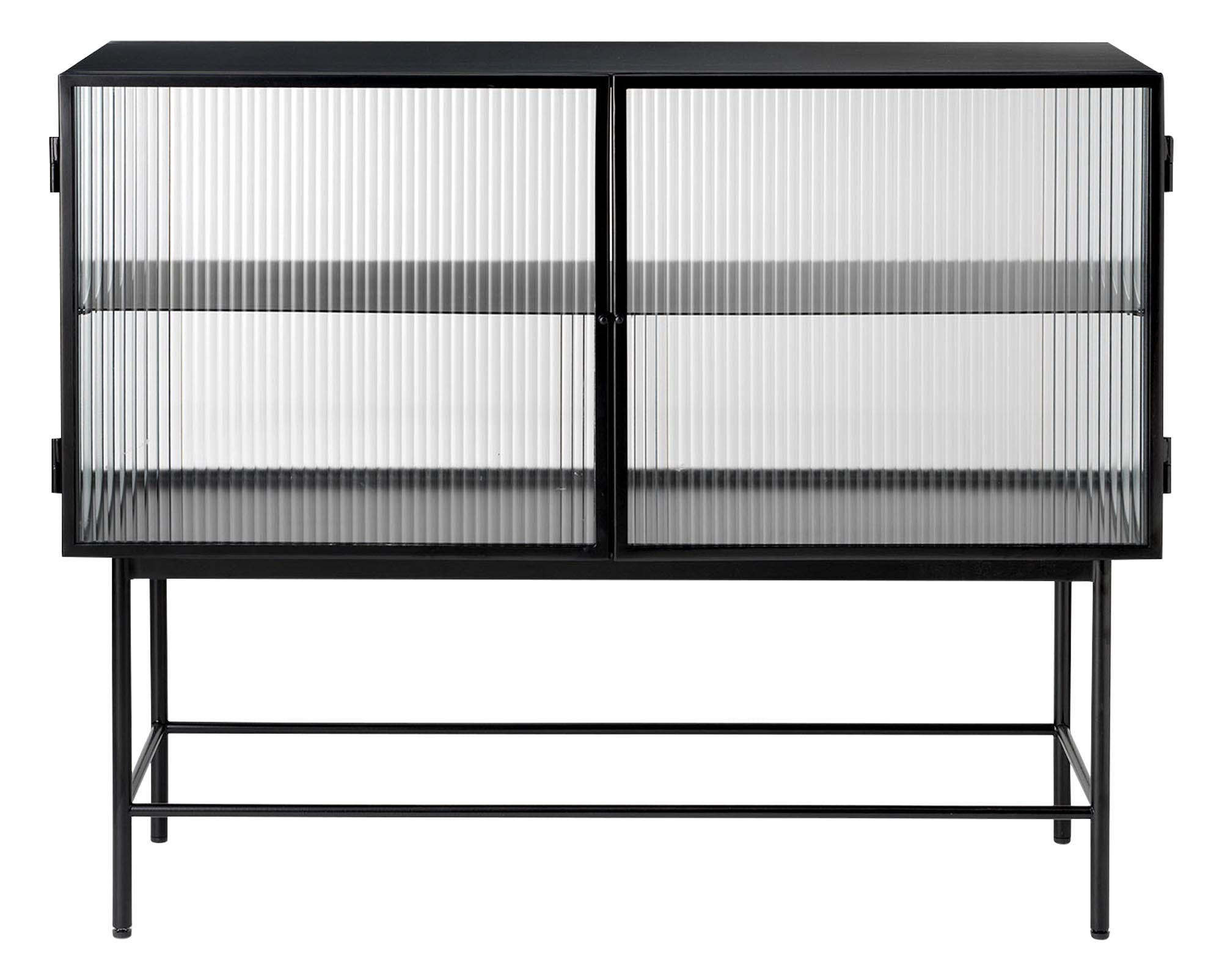 Elegantes Haze Sideboard von Ferm Living: Geriffeltes Glas, robustes Metall, vielseitiger Stauraum, stilvolles Design.