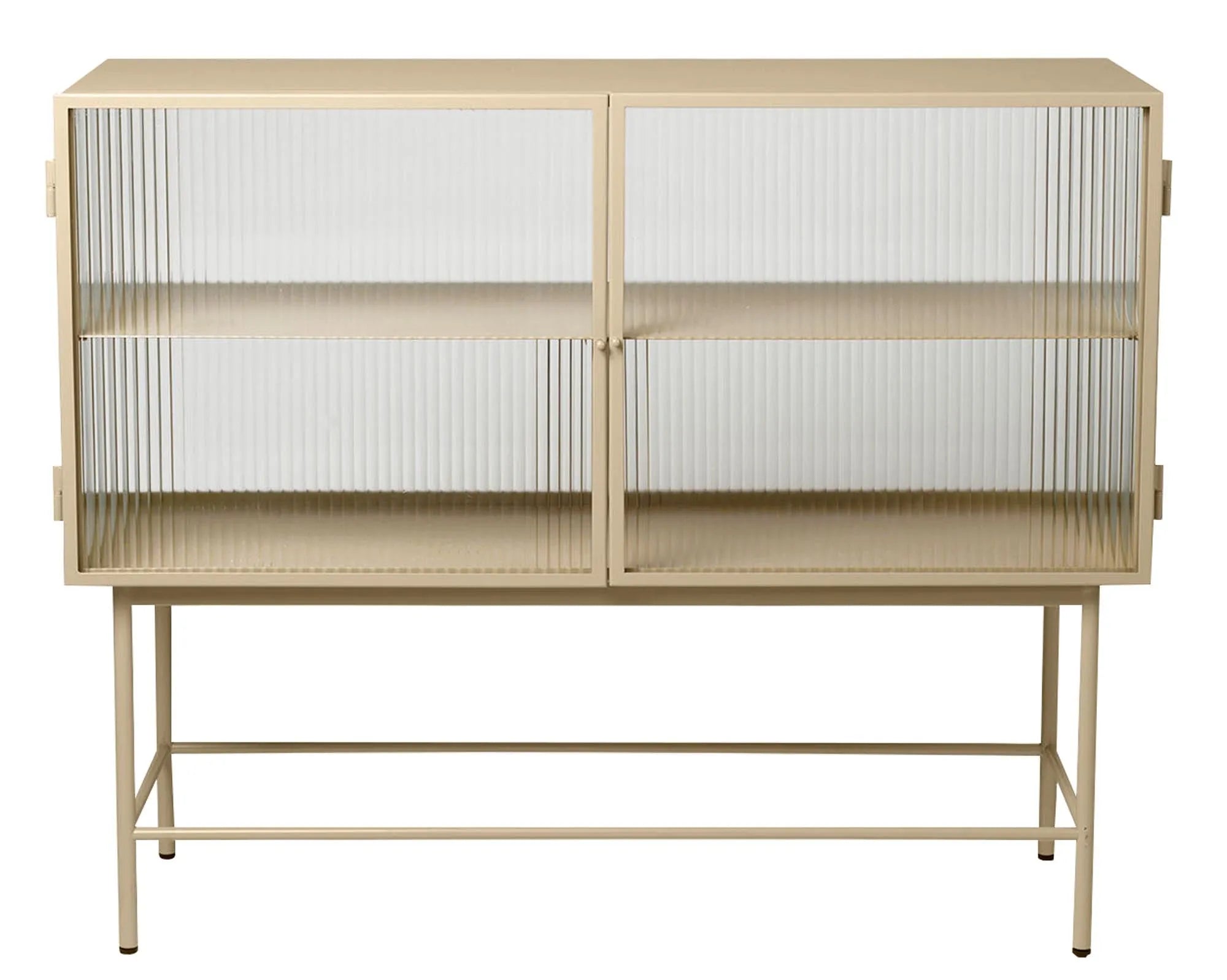 Stilvolles Haze Sideboard mit geriffeltem Glas von Ferm Living.