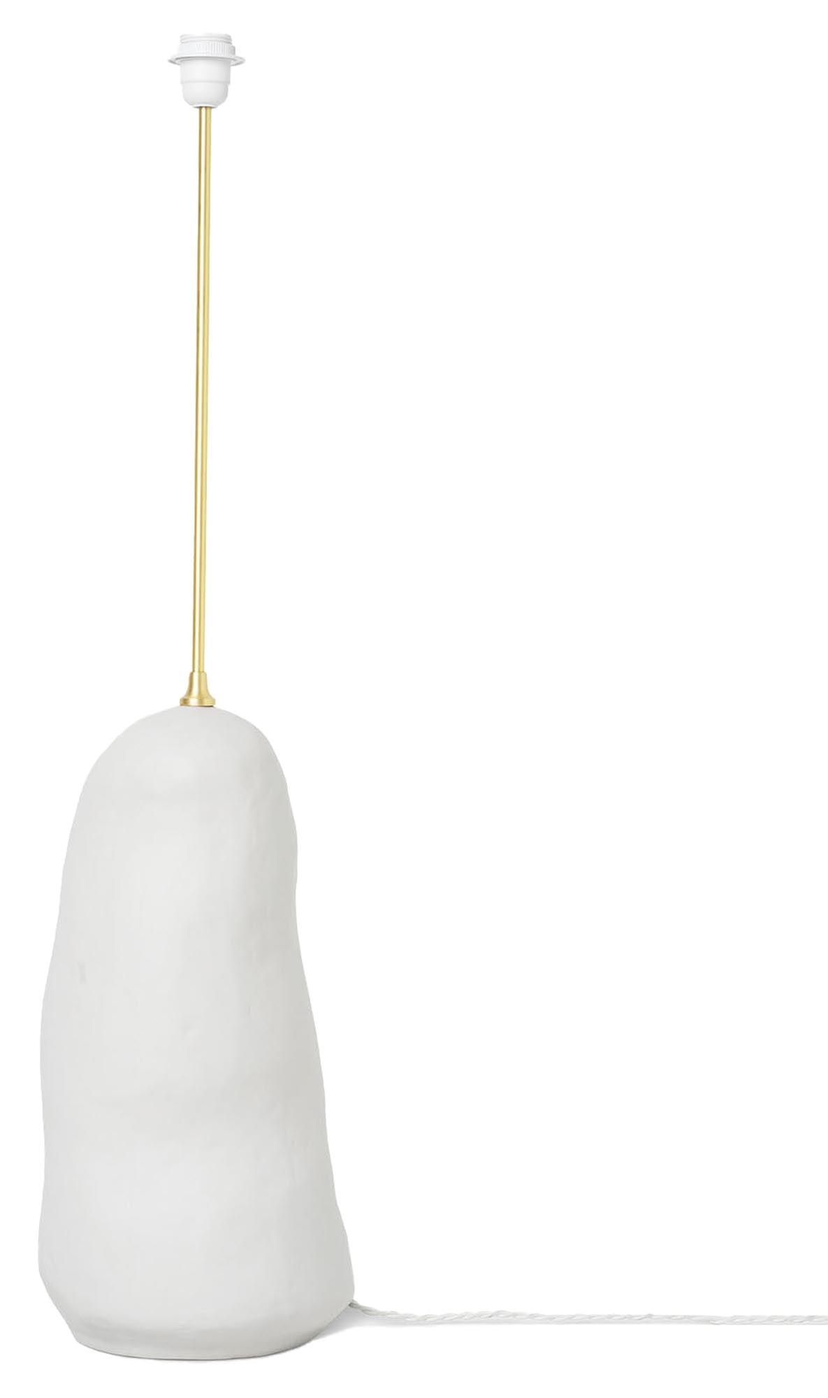 Entdecken Sie den Hebe Lampensockel von Ferm Living: eine künstlerische, von der Natur inspirierte Keramikbasis mit femininer Silhouette. Perfekt für Textillampenschirme.
