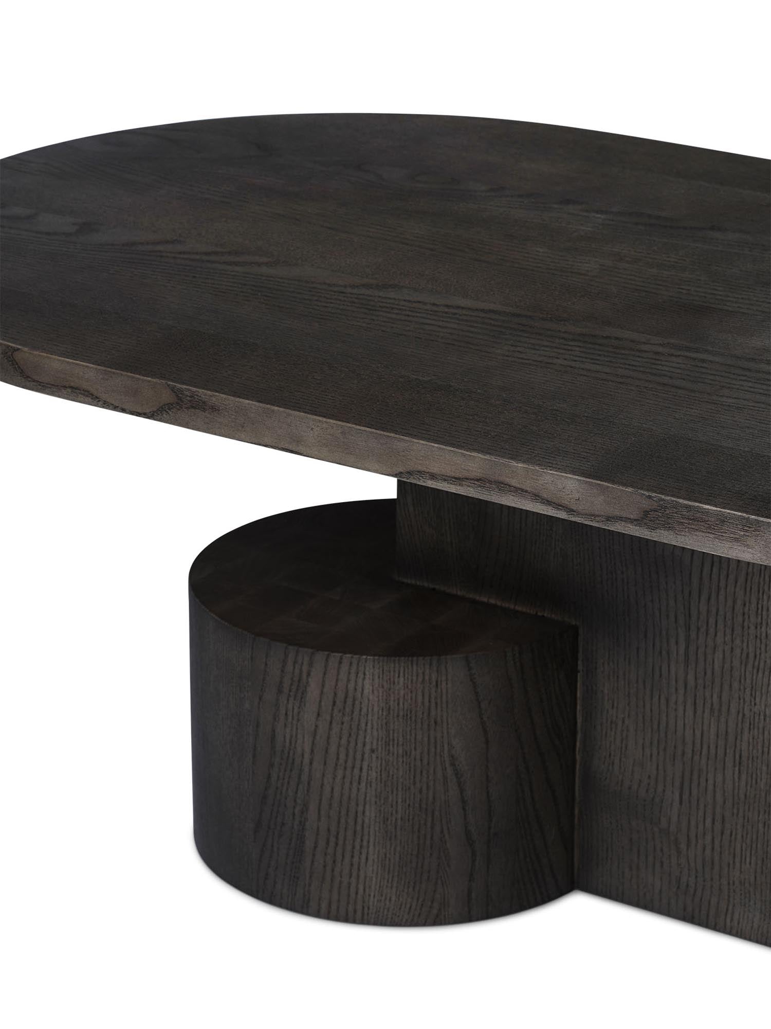 Moderner Kaffeetisch aus Holz mit skulpturalem Design, ideal für stilvolle Wohnräume und vielseitige Einrichtung.