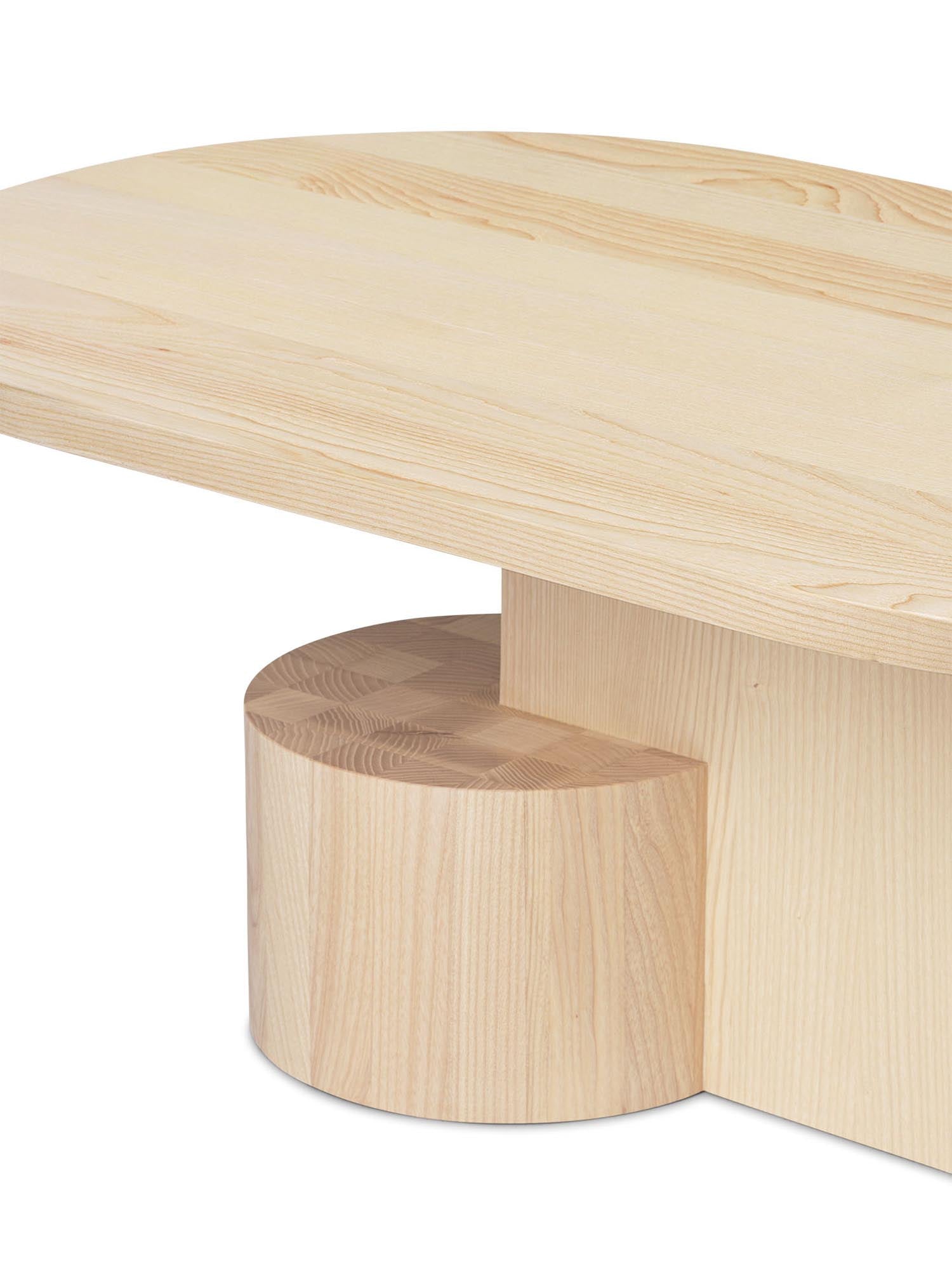 Eleganter Insert Kaffeetisch von Ferm Living aus feinem Eschenholz. Praktisch und ästhetisch, ideal für jeden Wohnraum.