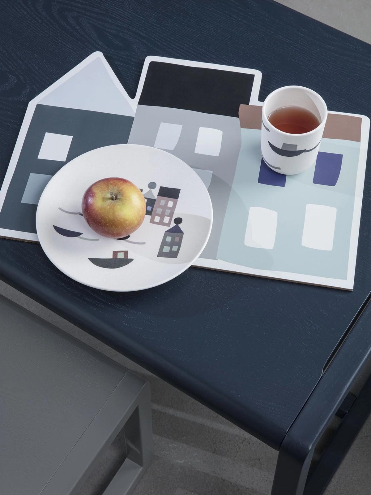 Little Architect Tisch in Dunkelblau präsentiert im Onlineshop von KAQTU Design AG. Schreibtisch ist von Ferm Living
