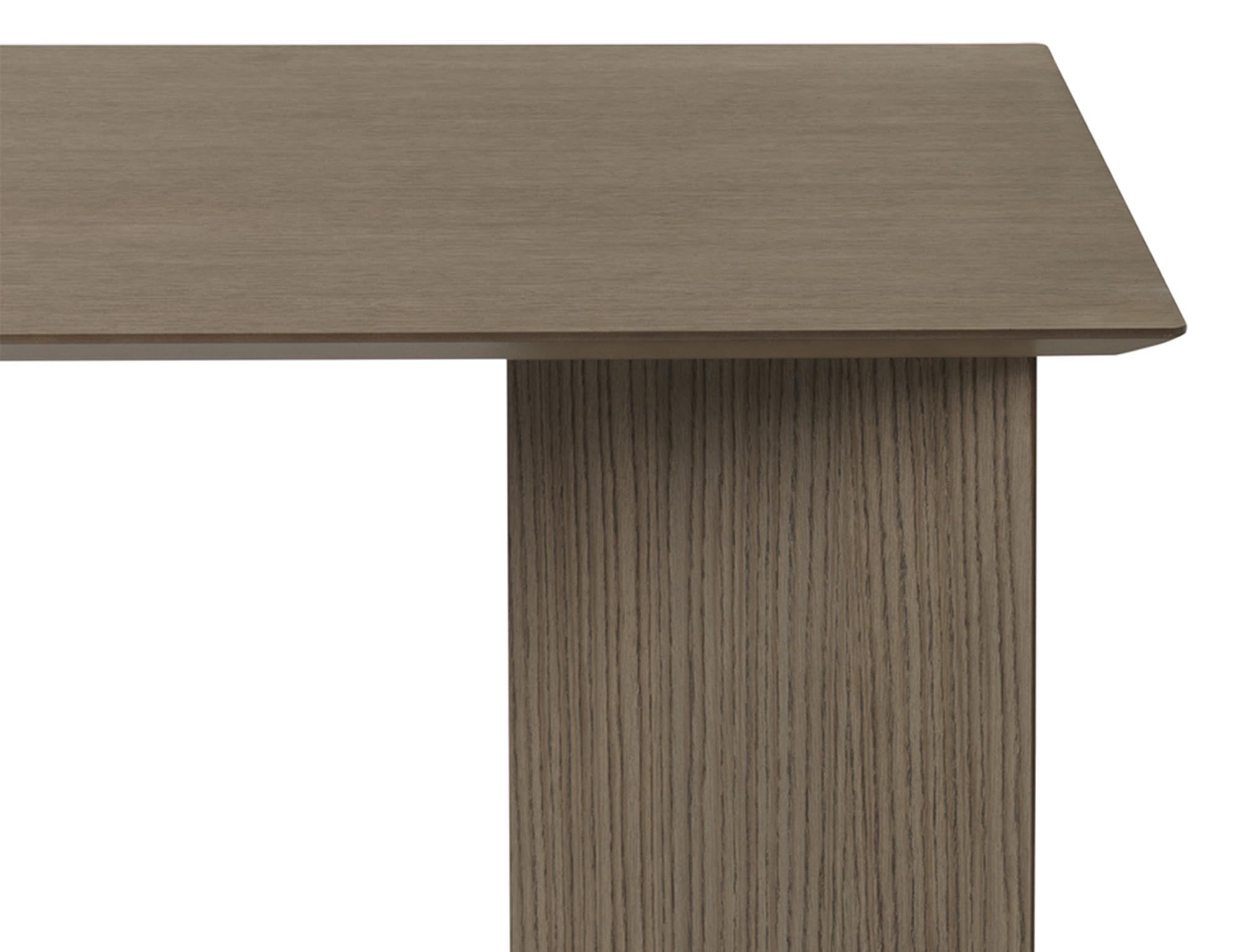 Die Mingle Tischplatte 210 cm von Ferm Living vereint elegantes Eichenfurnier mit zeitgemäßem Stil, ideal für gesellige Abende.