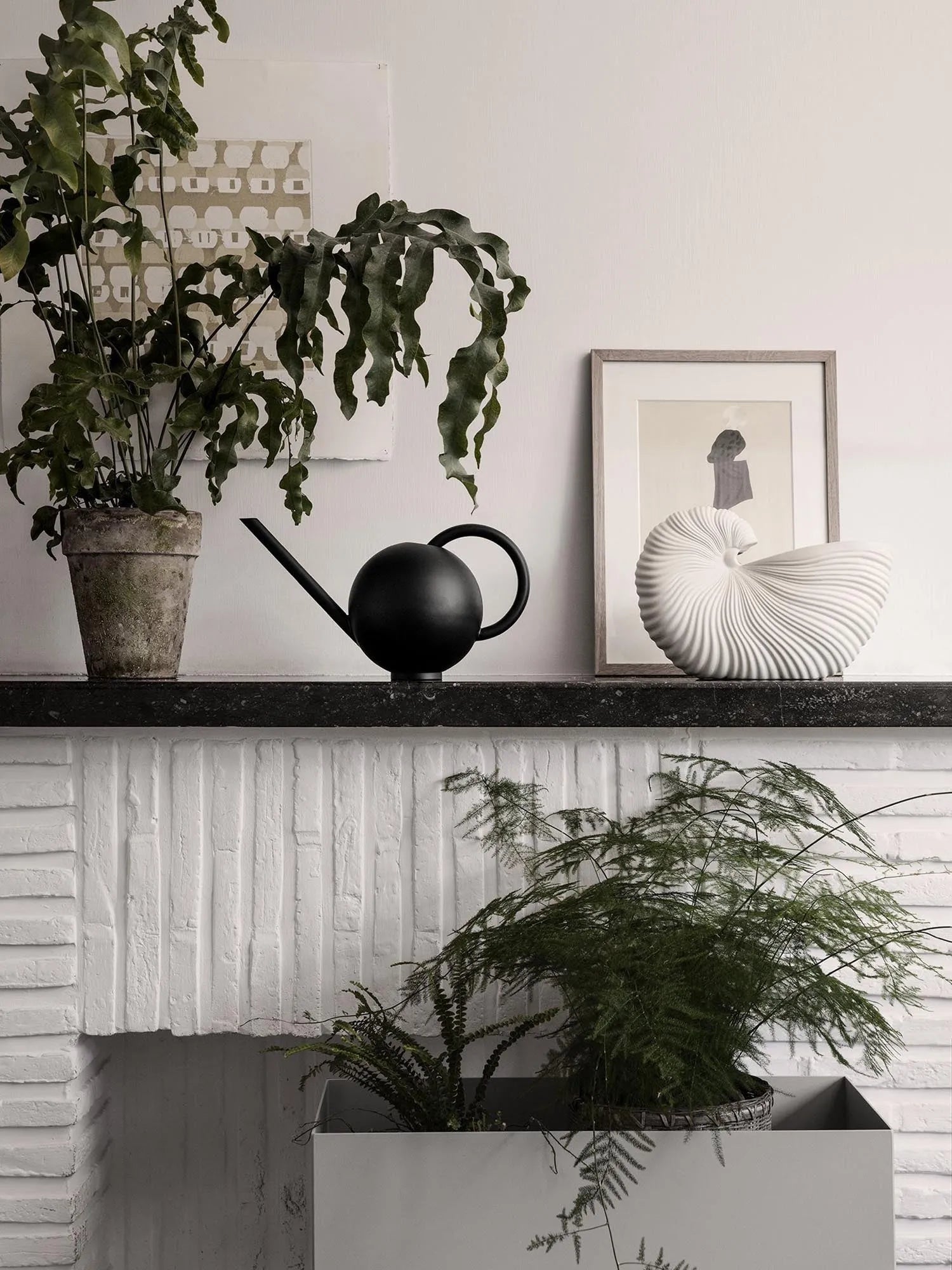 Elegante Ferm Living Orb Gießkanne für stilvolles Pflanzenbewässern.