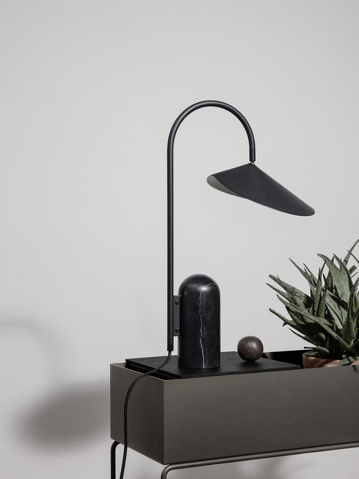 Plant Box small in Schwarz präsentiert im Onlineshop von KAQTU Design AG. Pflanzentopf Outdoor ist von Ferm Living