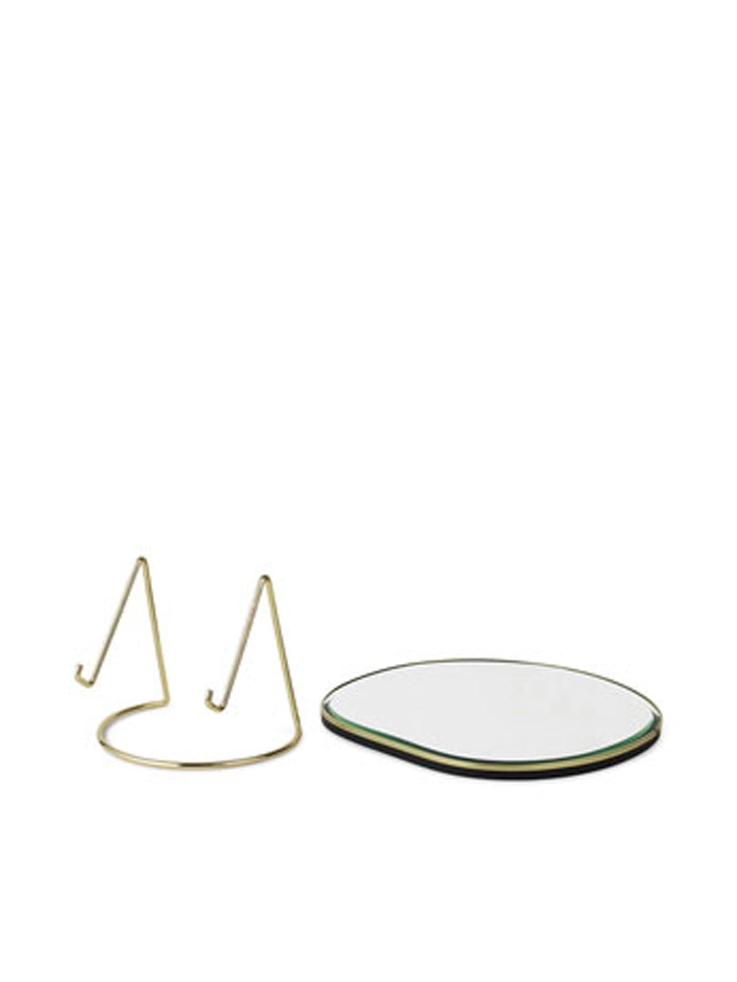 Pond Tischspiegel in Messing präsentiert im Onlineshop von KAQTU Design AG. Tischspiegel ist von Ferm Living