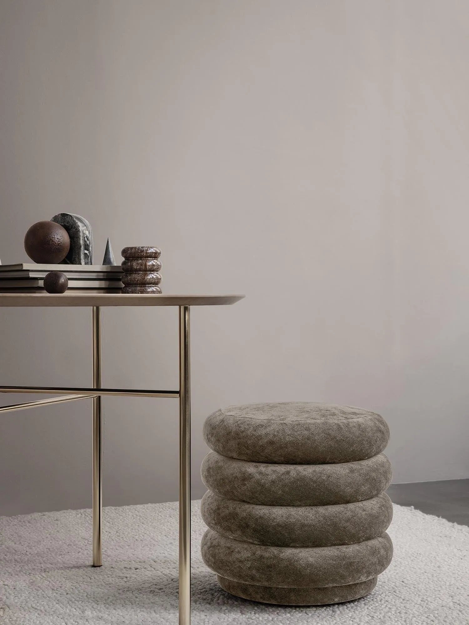 Runder Pouf von Ferm Living: Ein grafisches Element aus hochwertigem Samt, das Weichheit und organische Geometrie ins Interieur bringt.