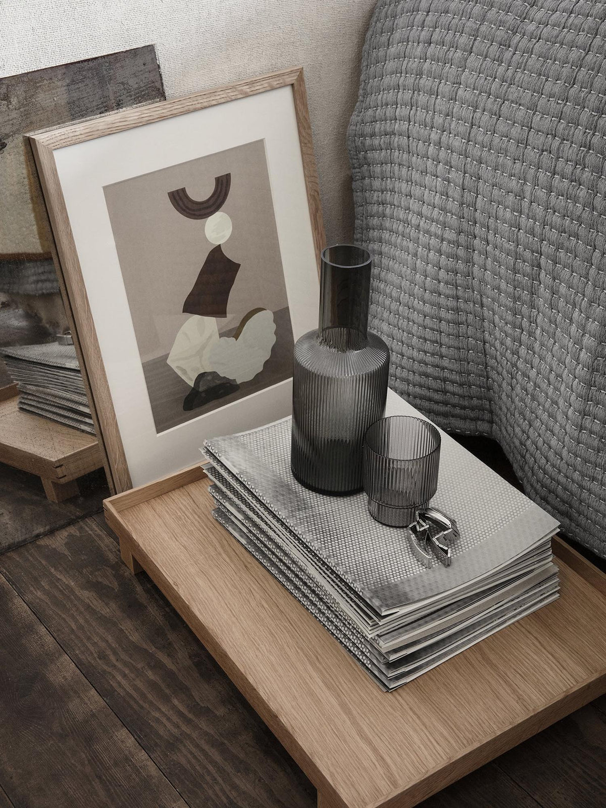 Ripple Karaffe in Rauchgrau präsentiert im Onlineshop von KAQTU Design AG. Karaffe ist von Ferm Living