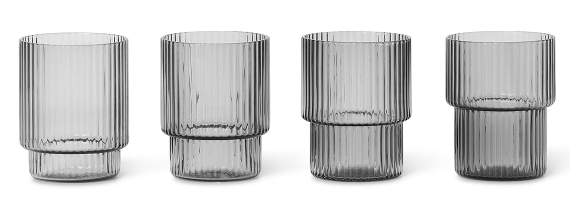 Das Ripple Gläser Set von Ferm Living bietet vier elegante, gerippte Gläser, ideal für stilvolles Servieren von Getränken.