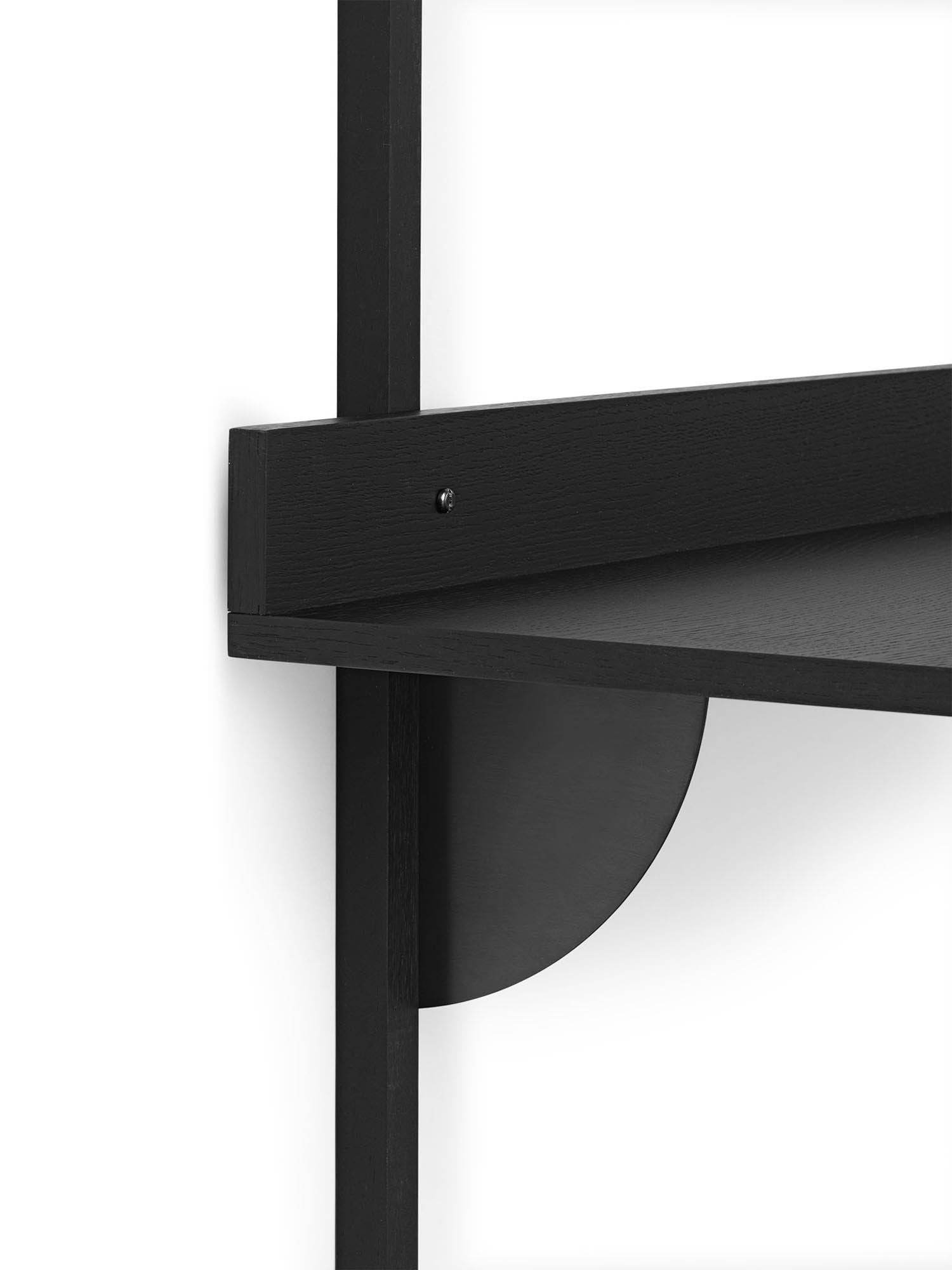 Entdecken Sie den eleganten Sector Schreibtisch von Ferm Living in stilvollem Schwarz und edlem Messing. Perfekt für Ihr Home Office!