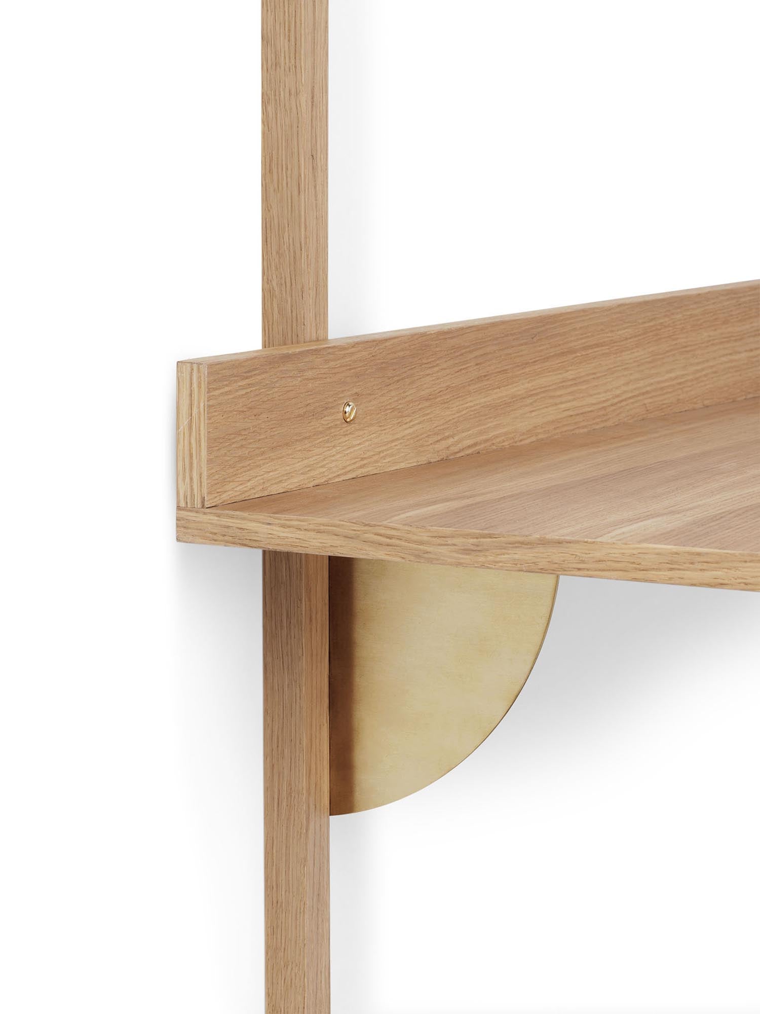 Eleganter Sector Schreibtisch von Ferm Living, inspiriert von mid-century Regalen, aus Eichen- oder Eschenfurnier mit edlen Messingakzenten.