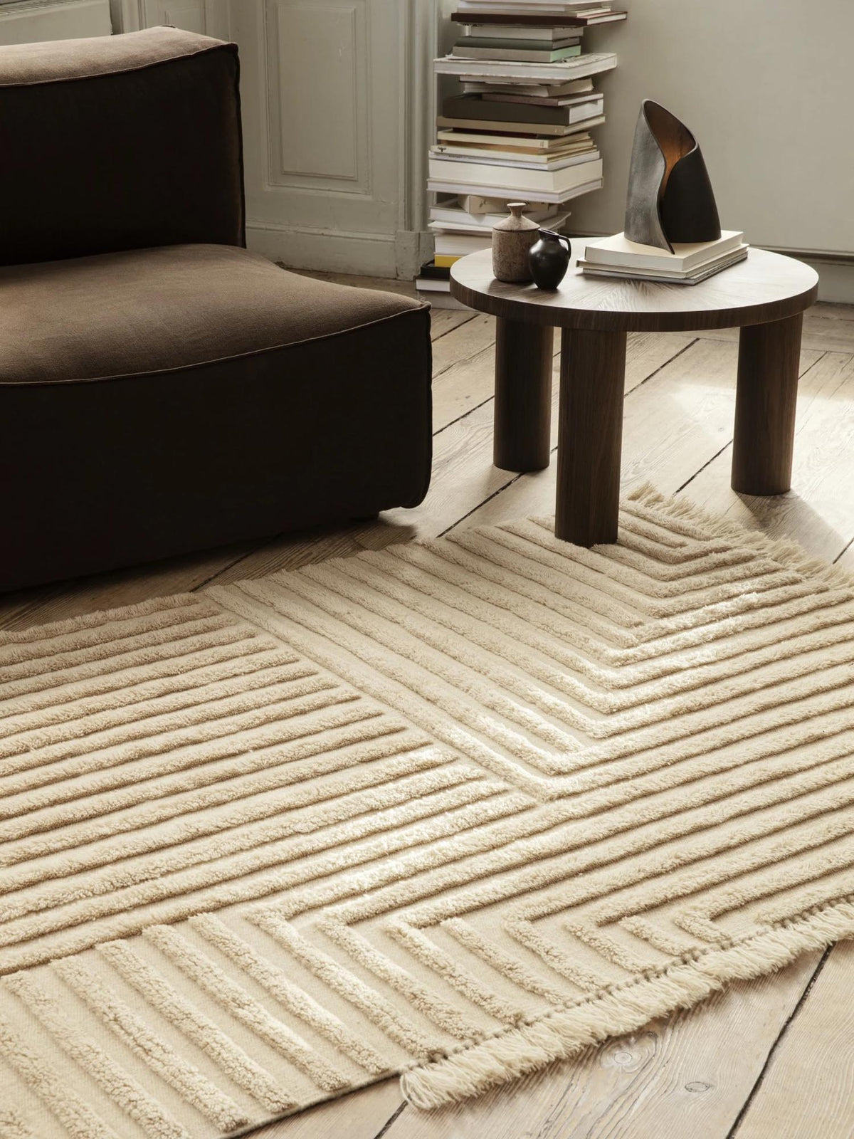 Post Cafétisch Klein von Ferm Living, runder Couchtisch aus dunkel gebeiztem Wurzelholzfurnier mit MDF-Kern, brutalistische Form.